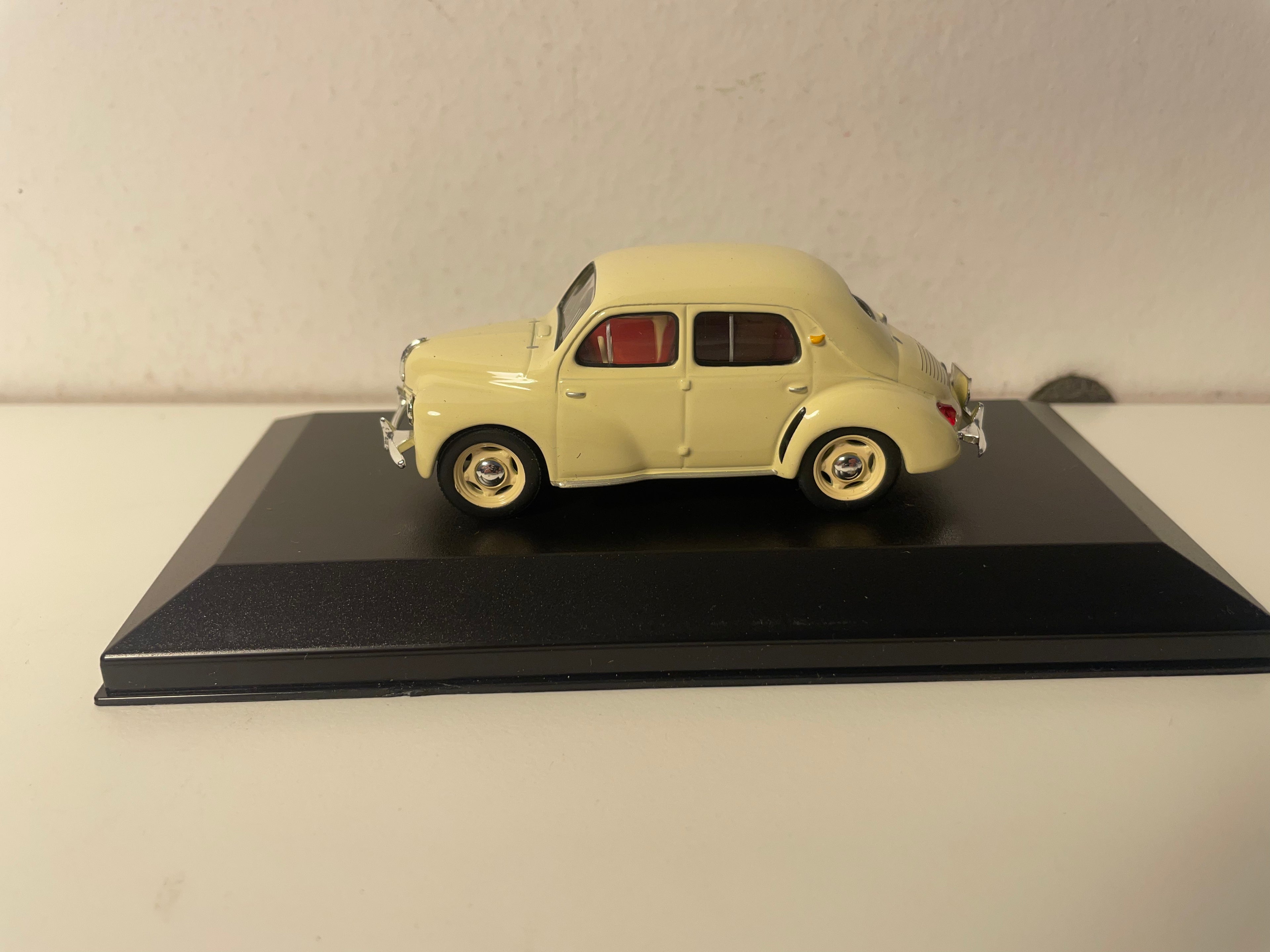 Renault 4 CV béige vun 1950 (grouss Plexikëscht)