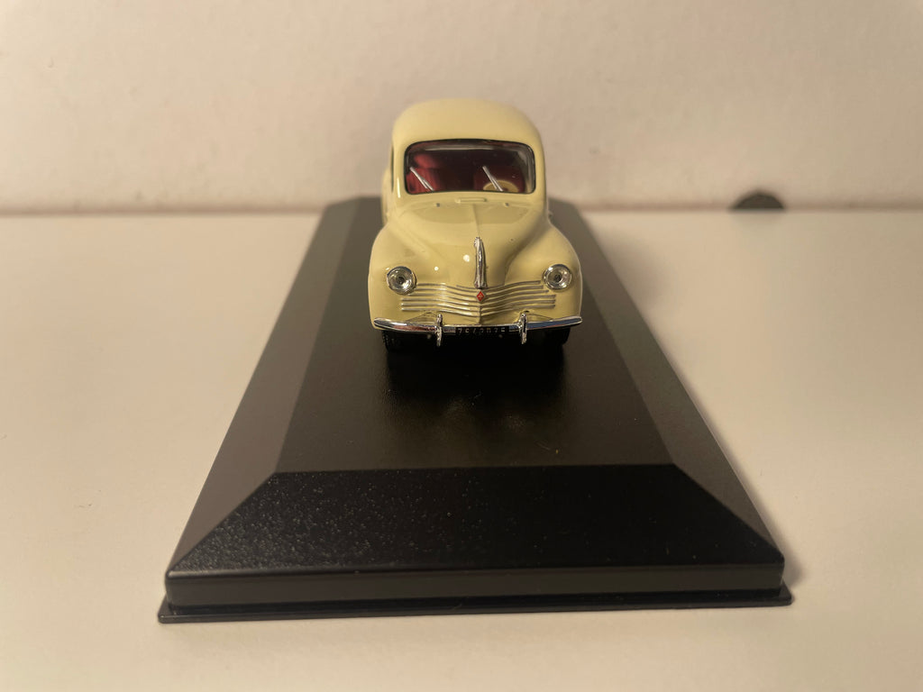 Renault 4 CV beżowy z 1950 roku (duża skrzynka plexi)