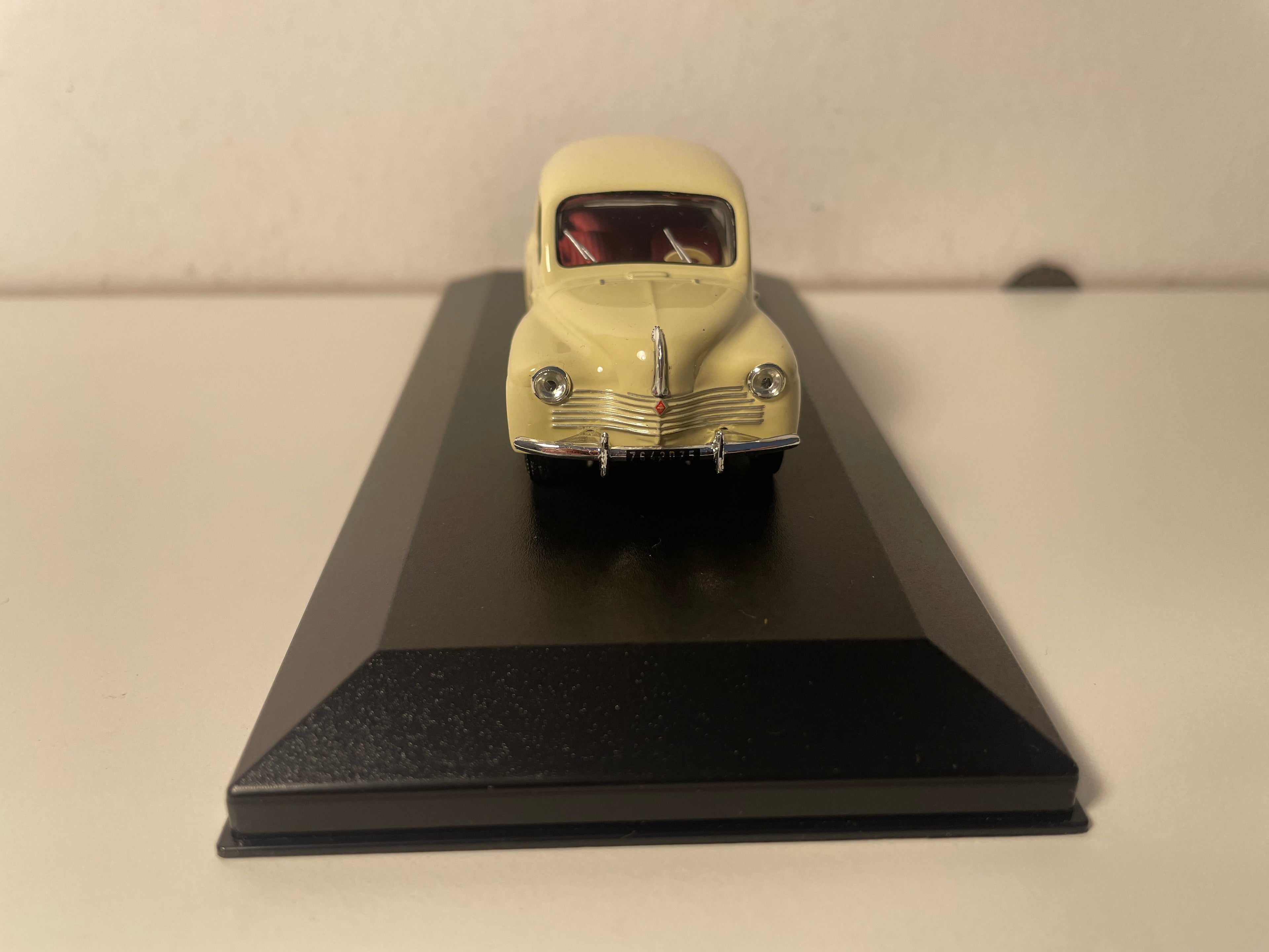Renault 4 CV béige vun 1950 (grouss Plexikëscht)