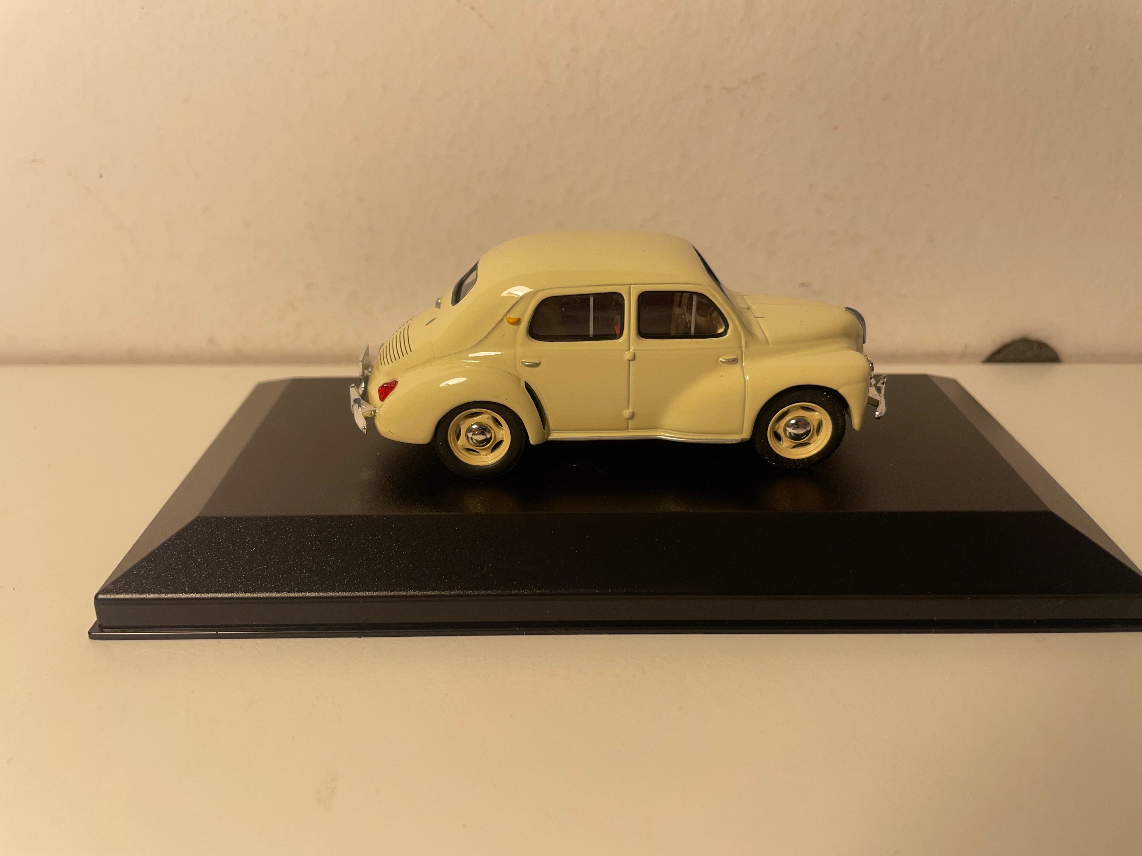 Renault 4 CV béige vun 1950 (grouss Plexikëscht)