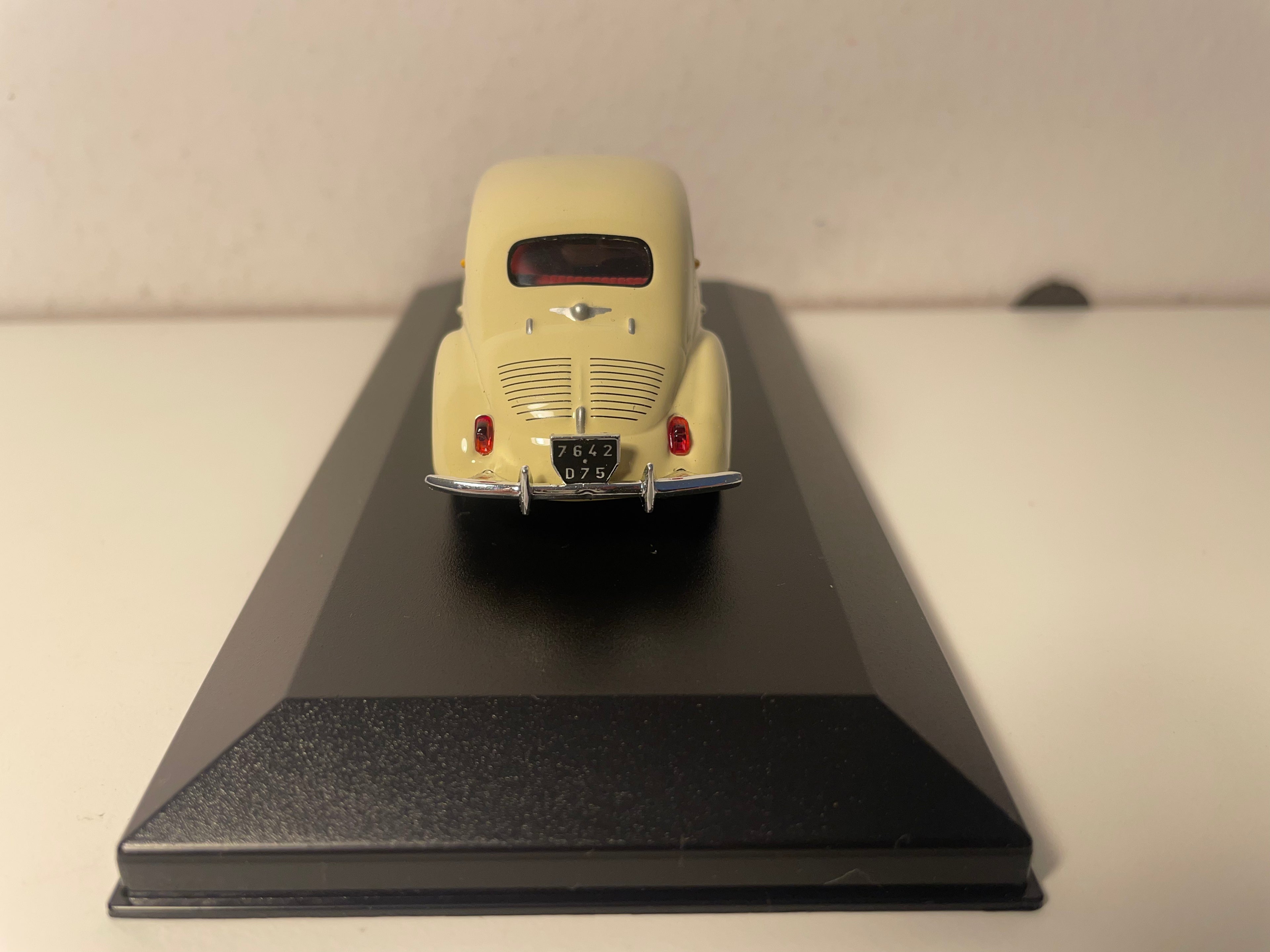 Renault 4 CV béige vun 1950 (grouss Plexikëscht)