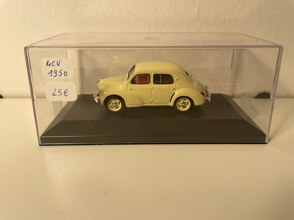 Renault 4 CV beżowy z 1950 roku (duża skrzynka plexi)