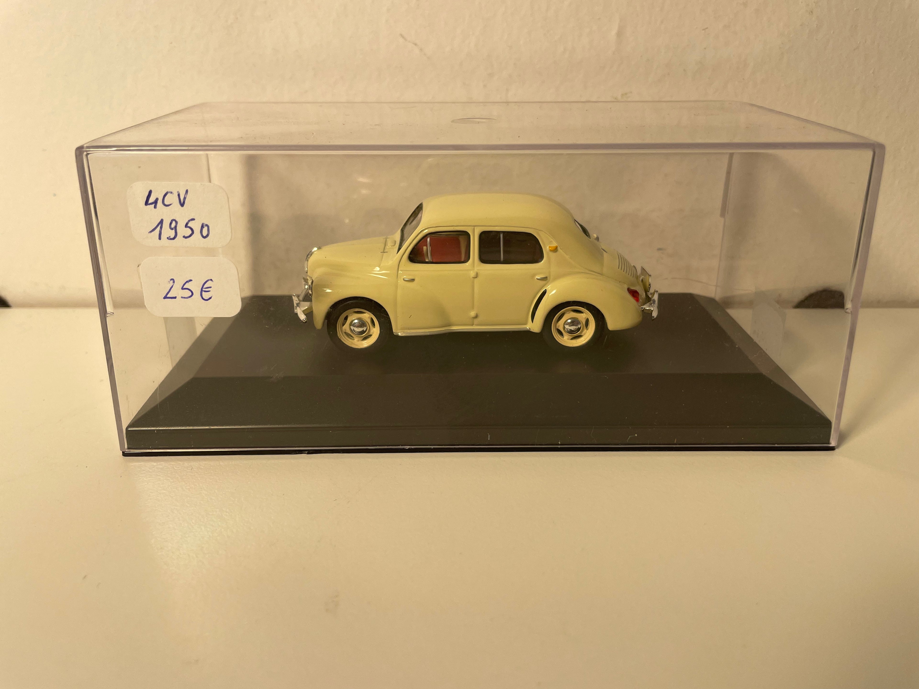 Renault 4 CV beżowy z 1950 roku (duża skrzynka plexi)