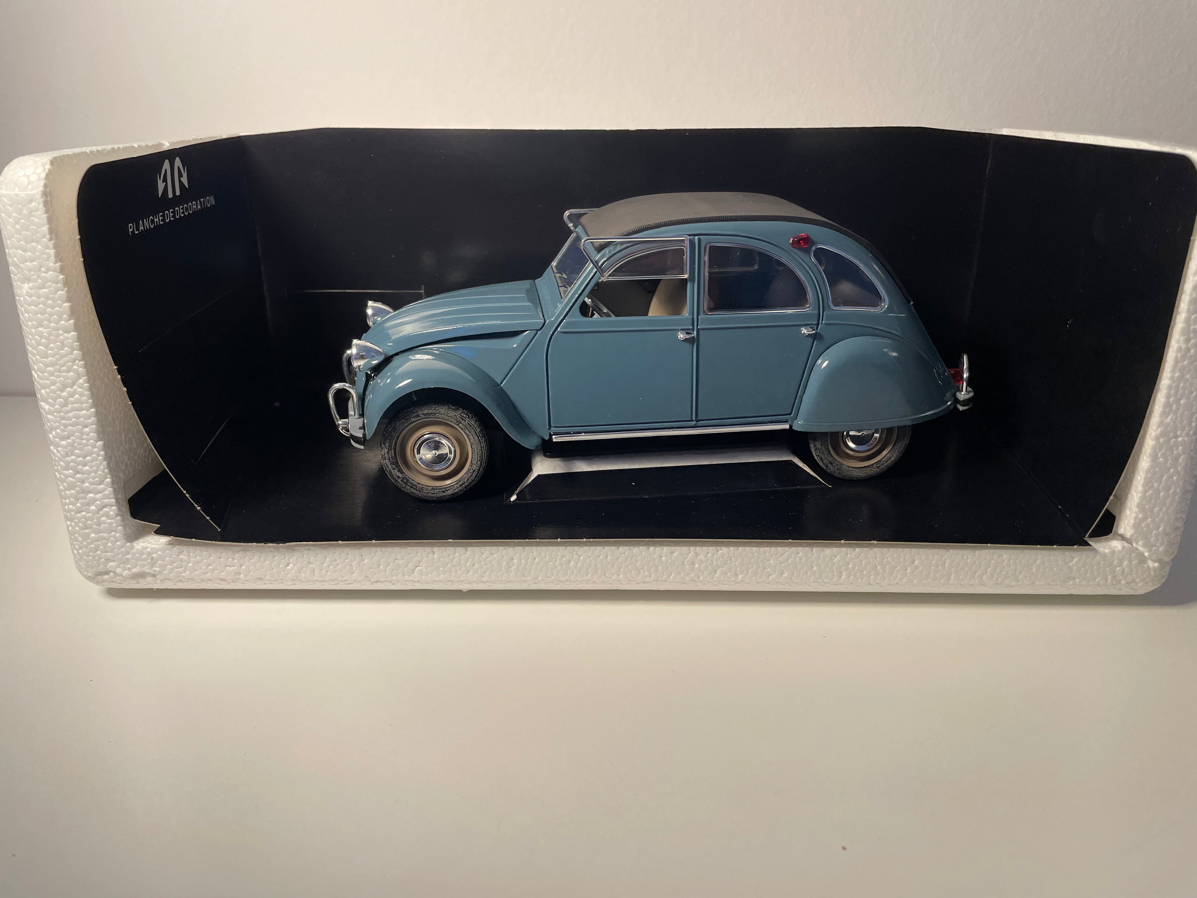 Citroën 2 CV niebieski z czarnym dachem z 1966 roku - SOLIDO numer referencyjny 8028
