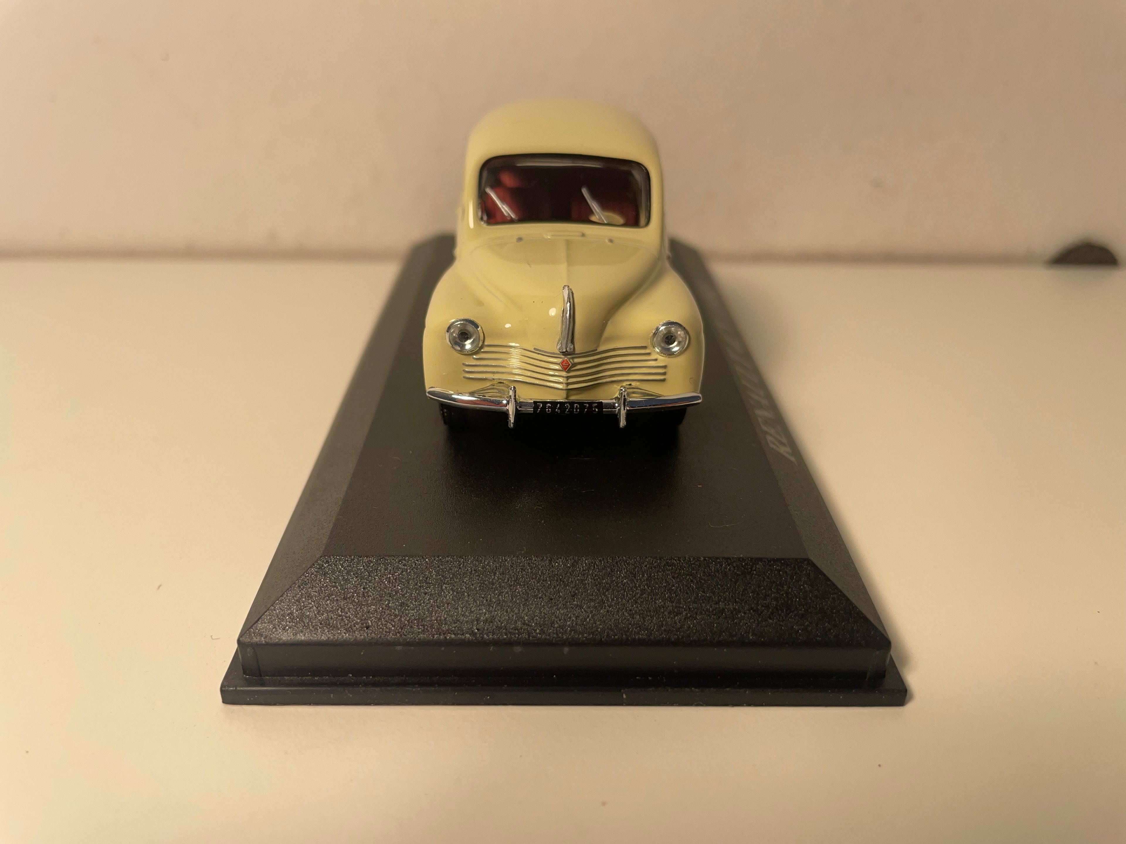 Renault 4 CV béij aus 1950 (kleng Plexibox)