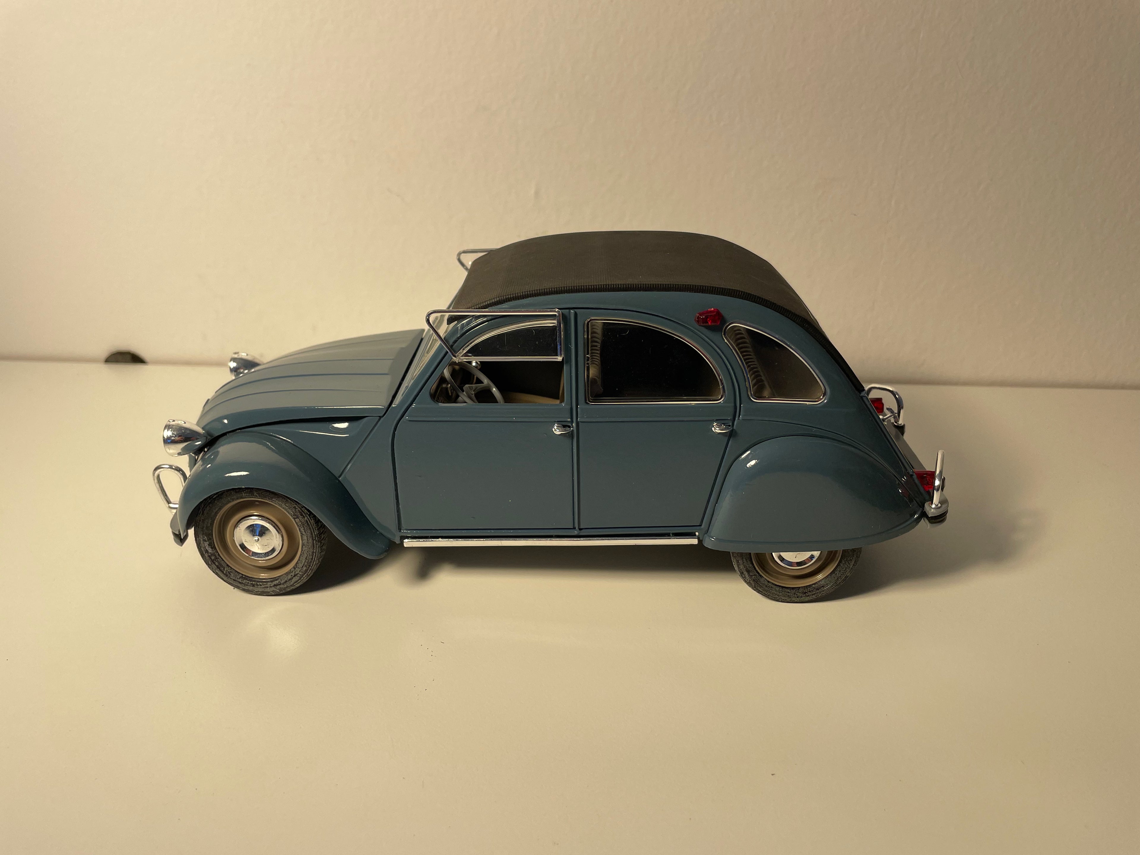 Citroën 2 CV niebieski z czarnym dachem z 1966 roku - SOLIDO numer referencyjny 8028
