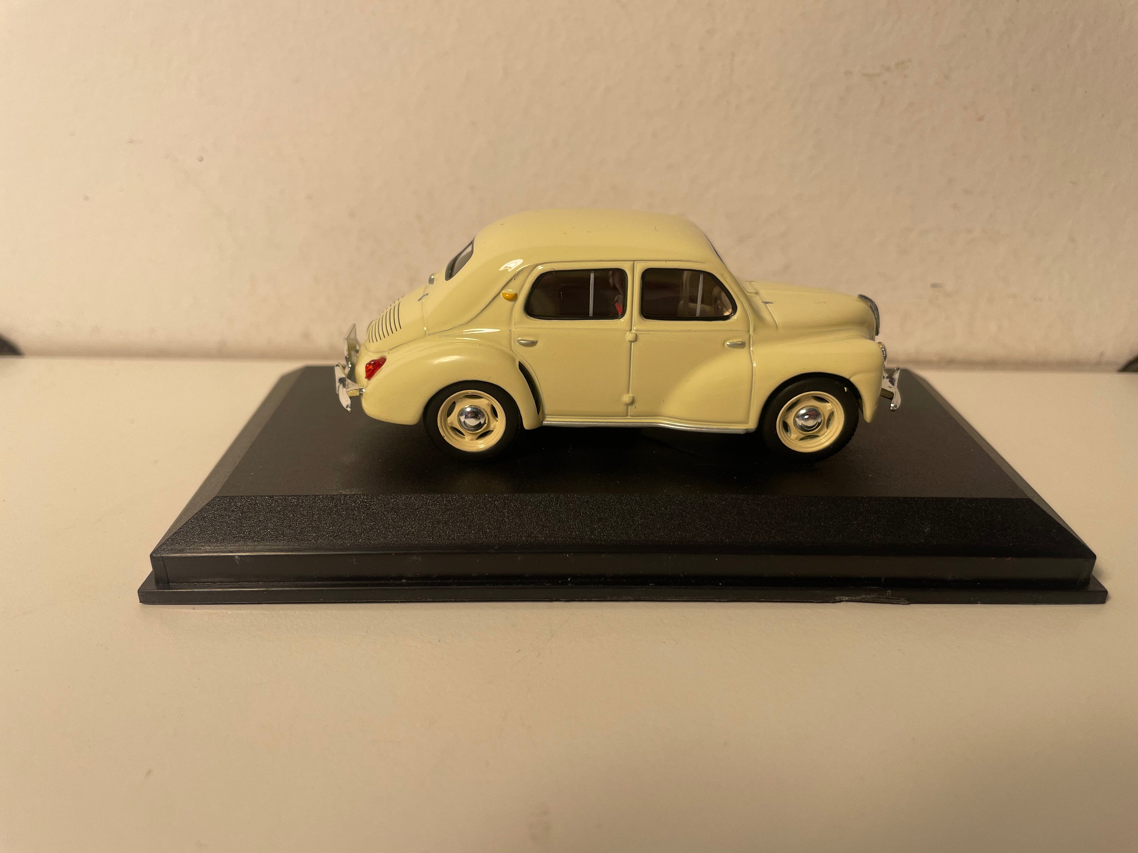 Renault 4 CV béij aus 1950 (kleng Plexibox)