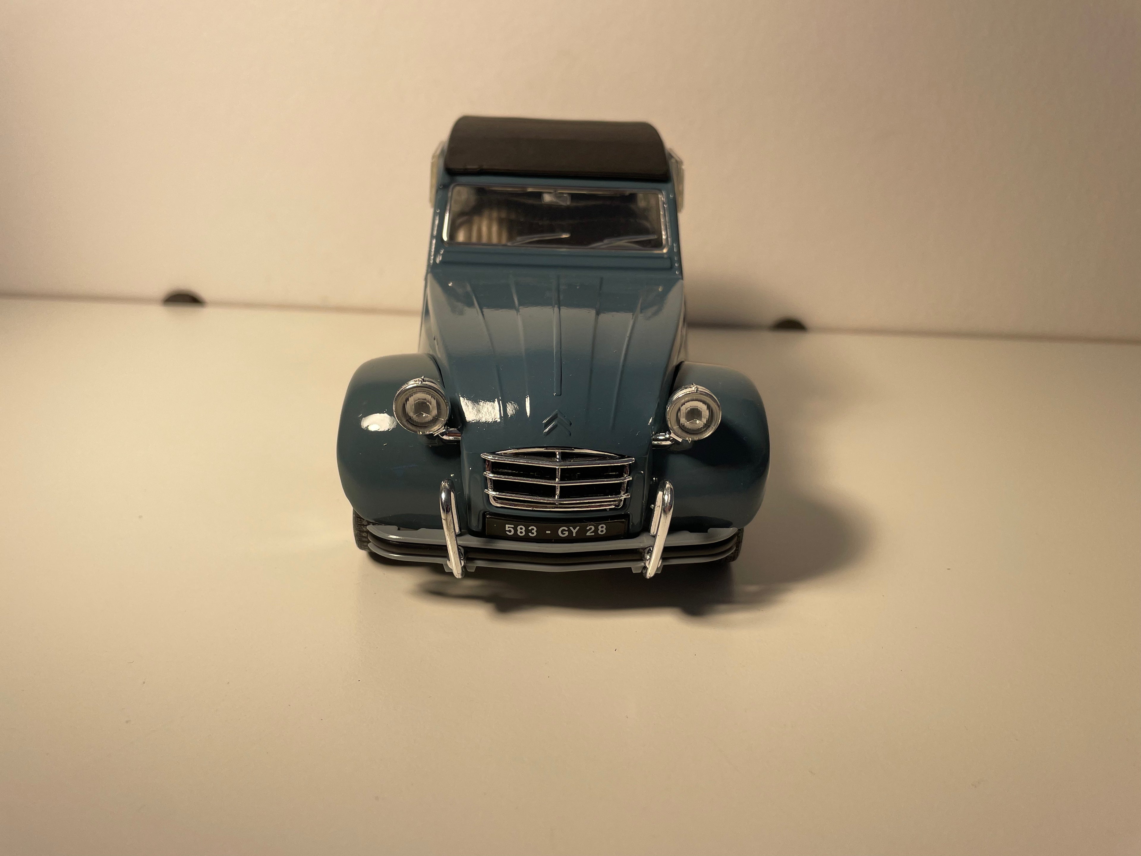 Citroën 2 CV niebieski z czarnym dachem z 1966 roku - SOLIDO numer referencyjny 8028