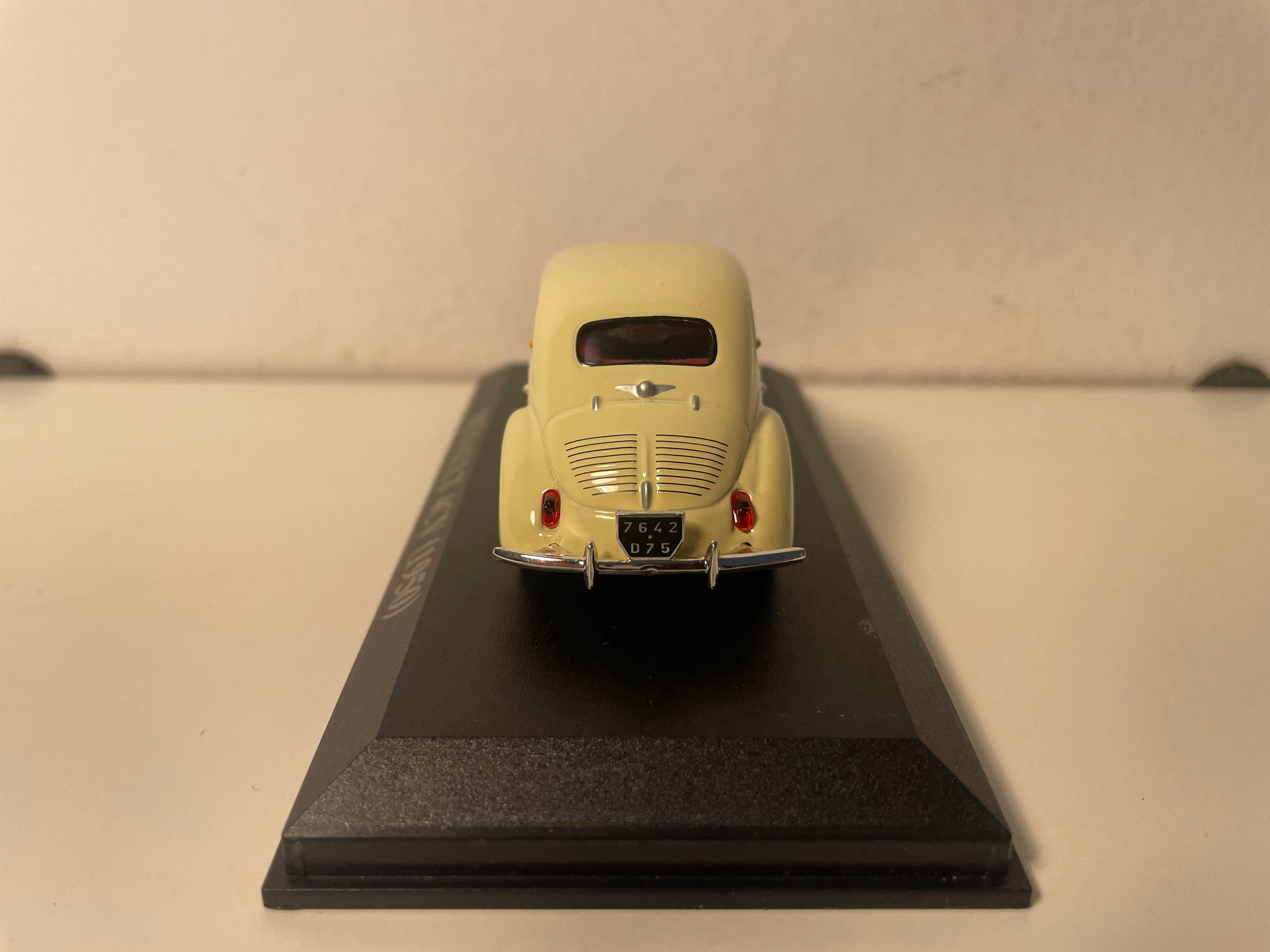 Renault 4 CV béij aus 1950 (kleng Plexibox)