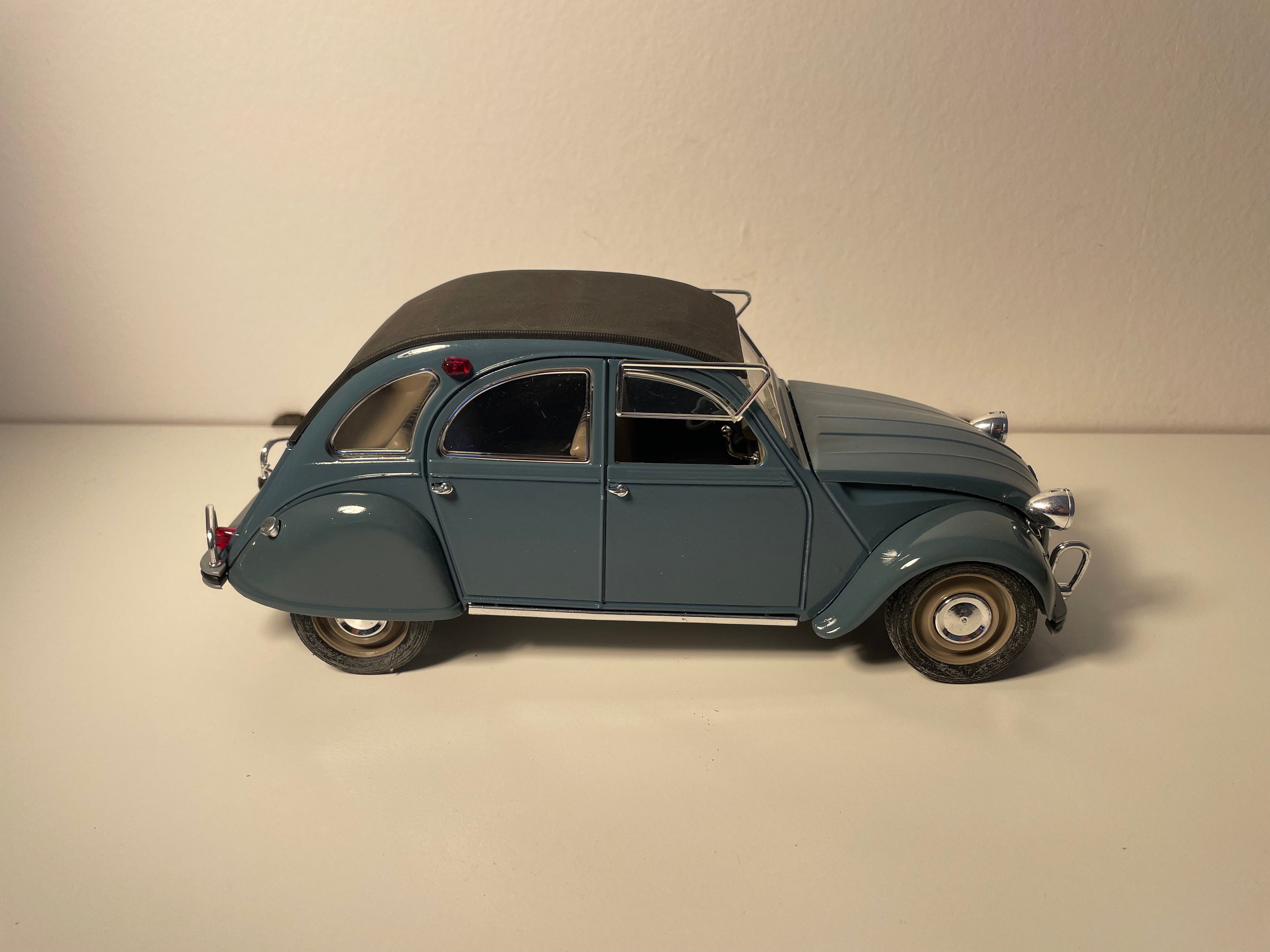 Citroën 2 CV niebieski z czarnym dachem z 1966 roku - SOLIDO numer referencyjny 8028