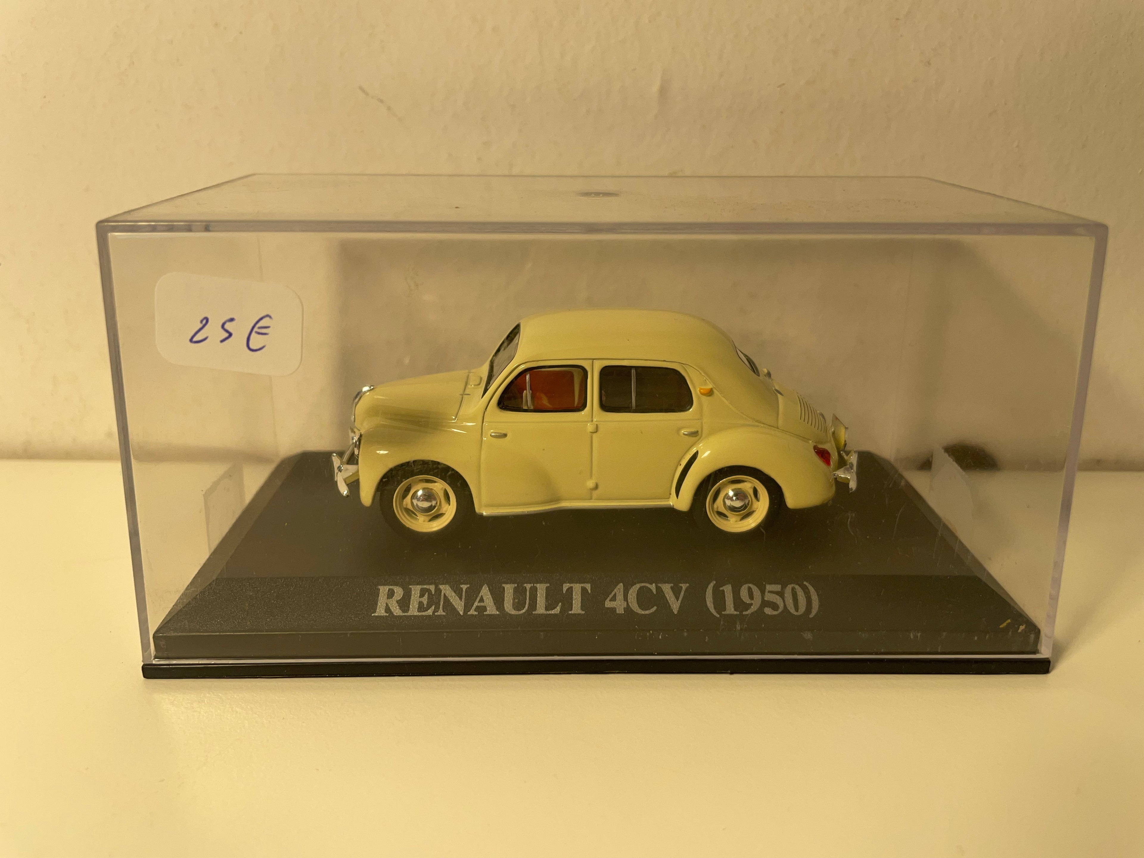 Renault 4 CV beżowy z 1950 roku (mała pudełko plexi)