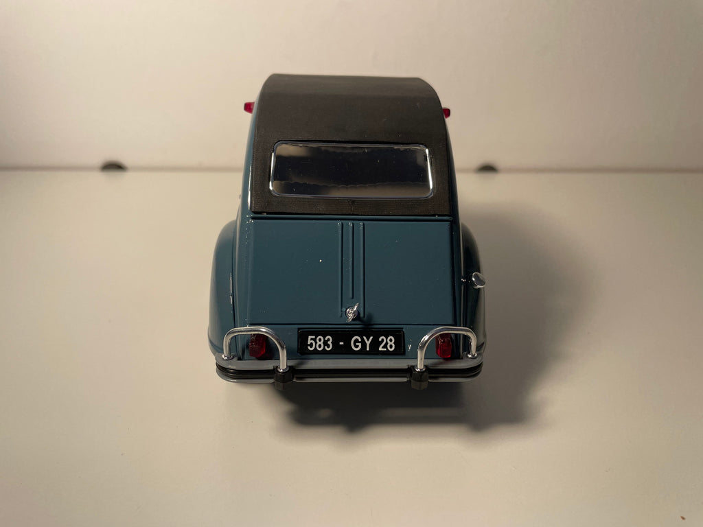 Citroën 2 CV niebieski z czarnym dachem z 1966 roku - SOLIDO numer referencyjny 8028