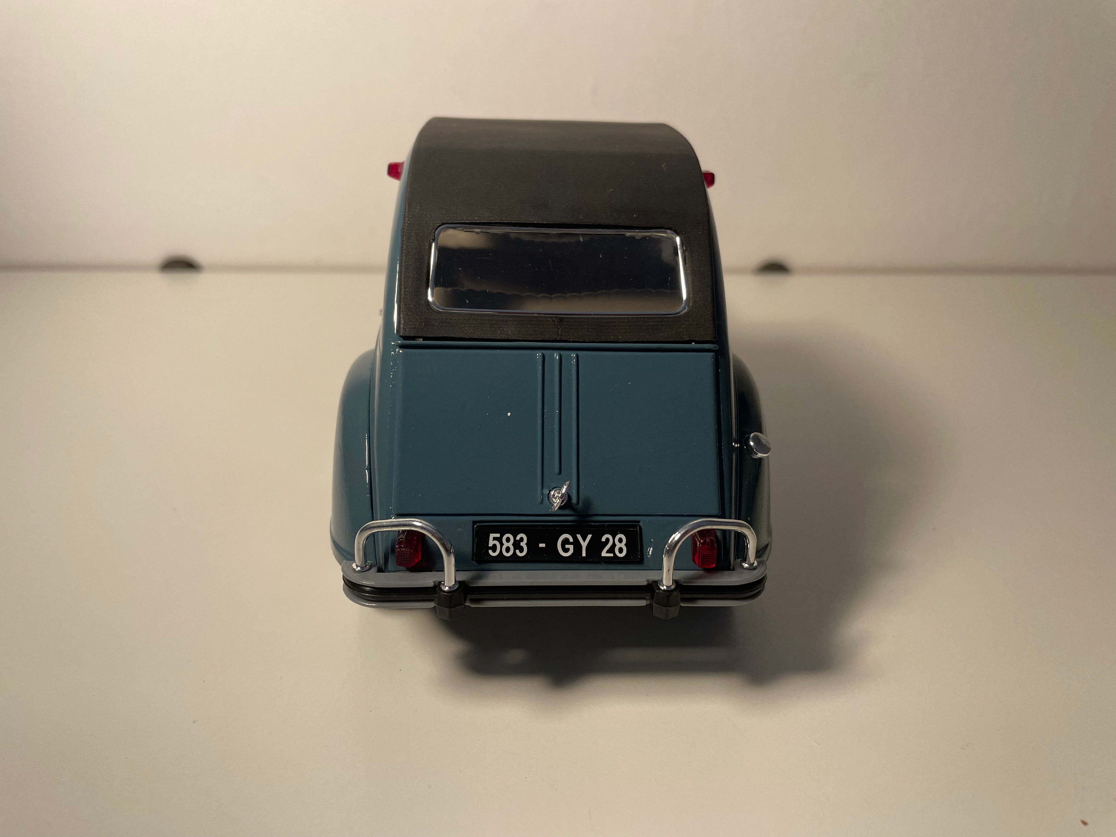 Citroën 2 CV niebieski z czarnym dachem z 1966 roku - SOLIDO numer referencyjny 8028