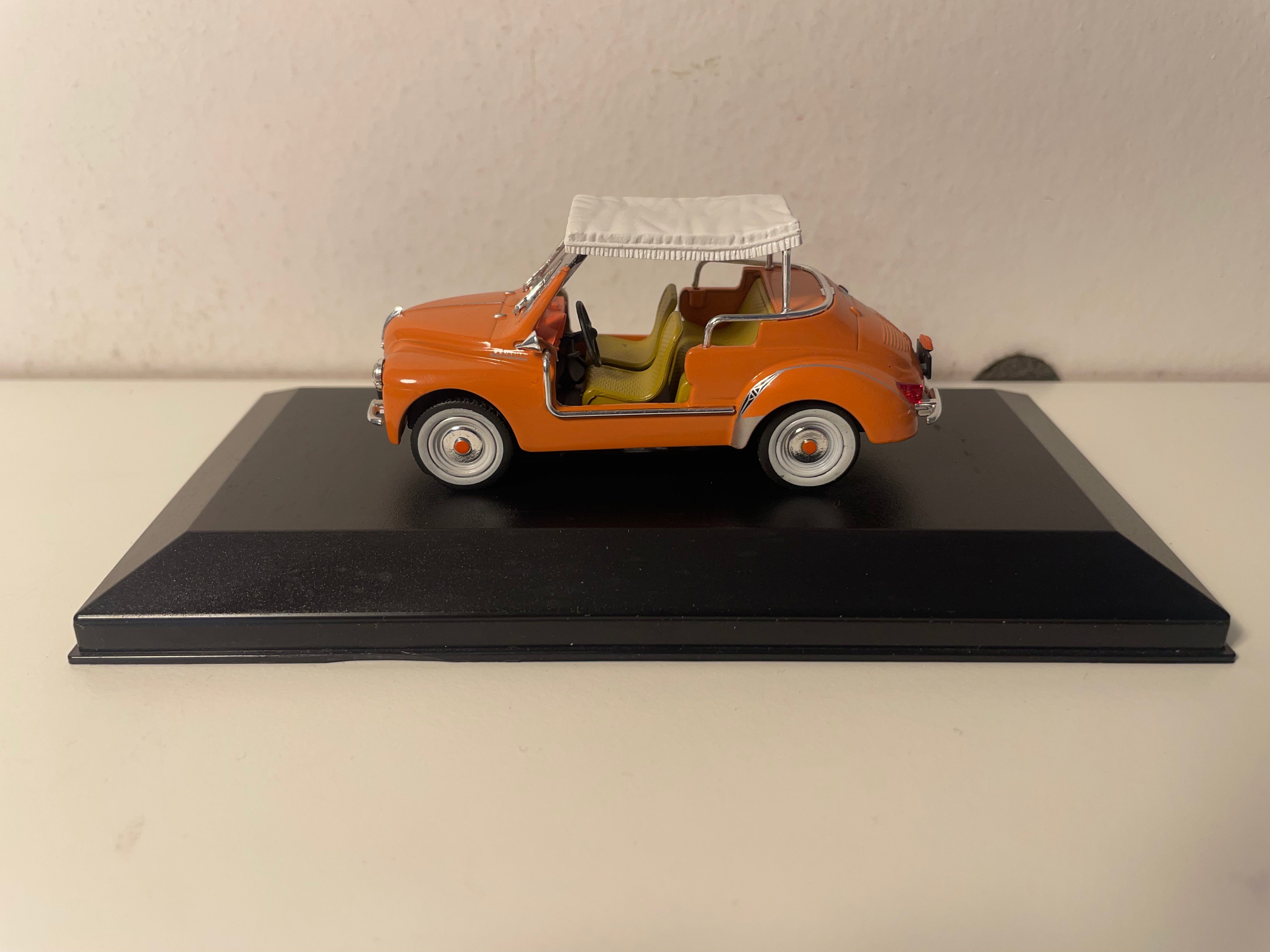 Renault 4 CV decapotable an engem saumonesche Faarf? 4 Plazen Typ R 1062 GHIA JOLLY vu 1961 (plexi Këschi ouni Etikett um Basis)