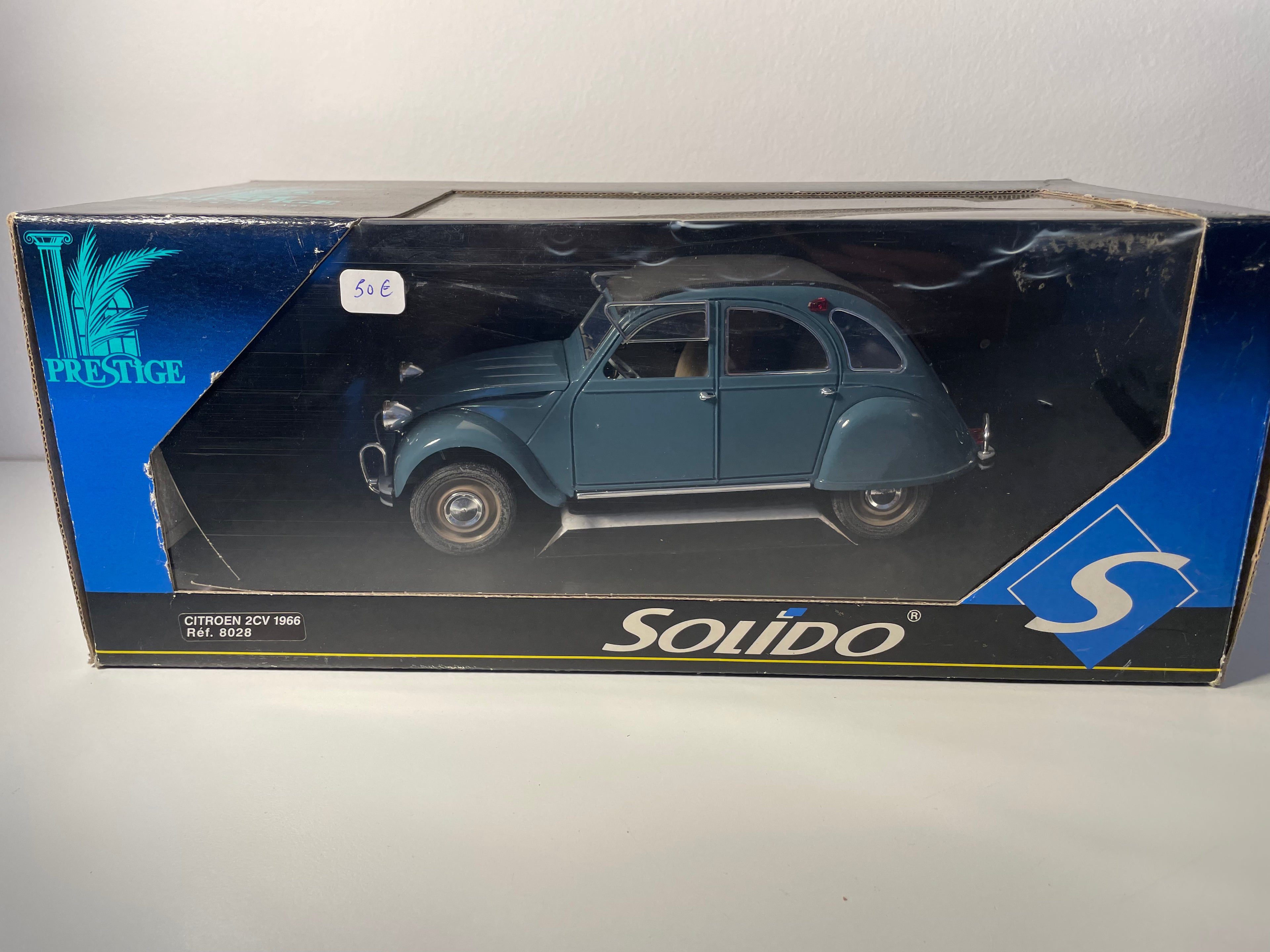 Citroën 2 CV niebieski z czarnym dachem z 1966 roku - SOLIDO numer referencyjny 8028