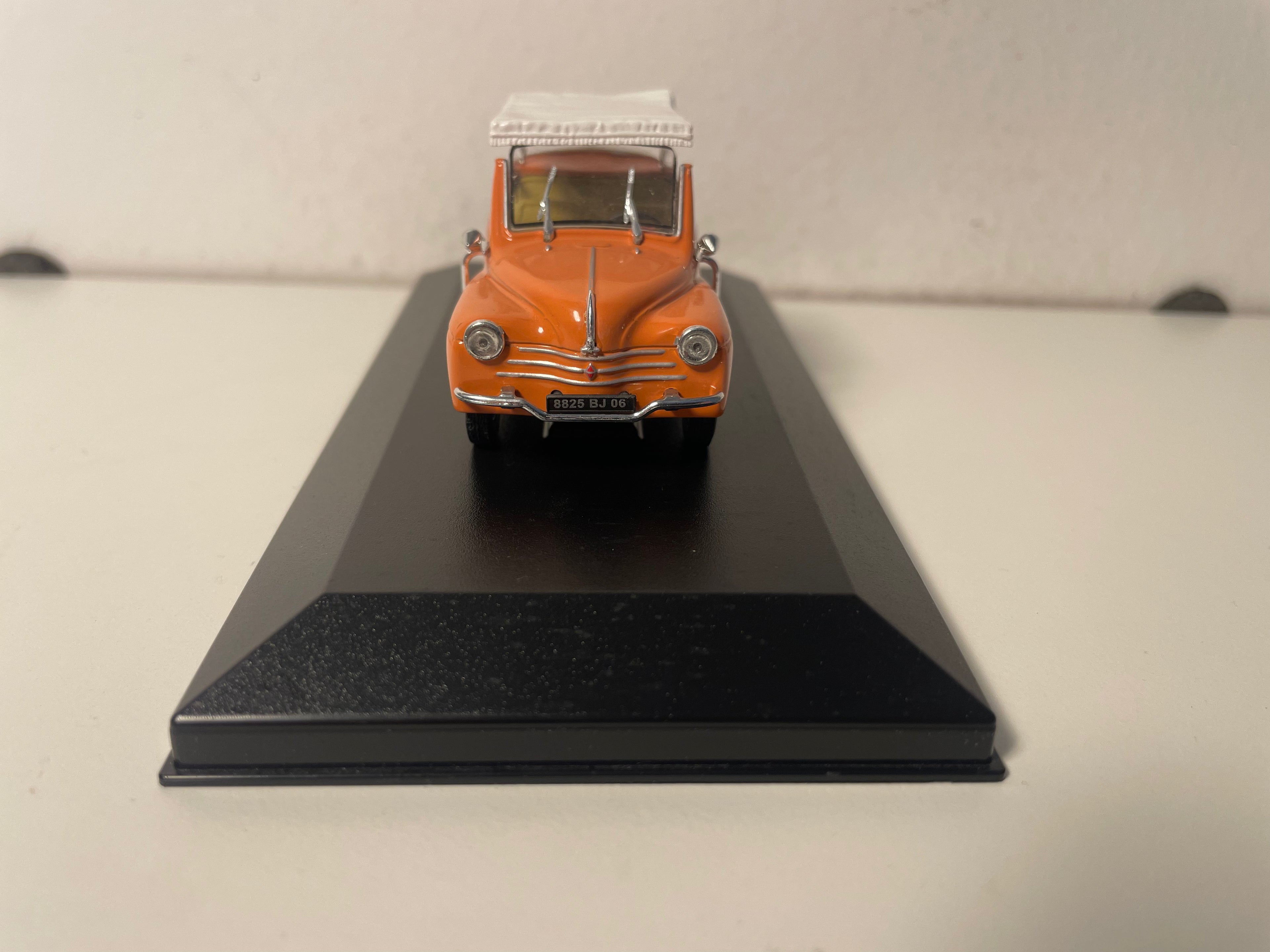 Renault 4 CV decapotable an engem saumonesche Faarf? 4 Plazen Typ R 1062 GHIA JOLLY vu 1961 (plexi Këschi ouni Etikett um Basis)