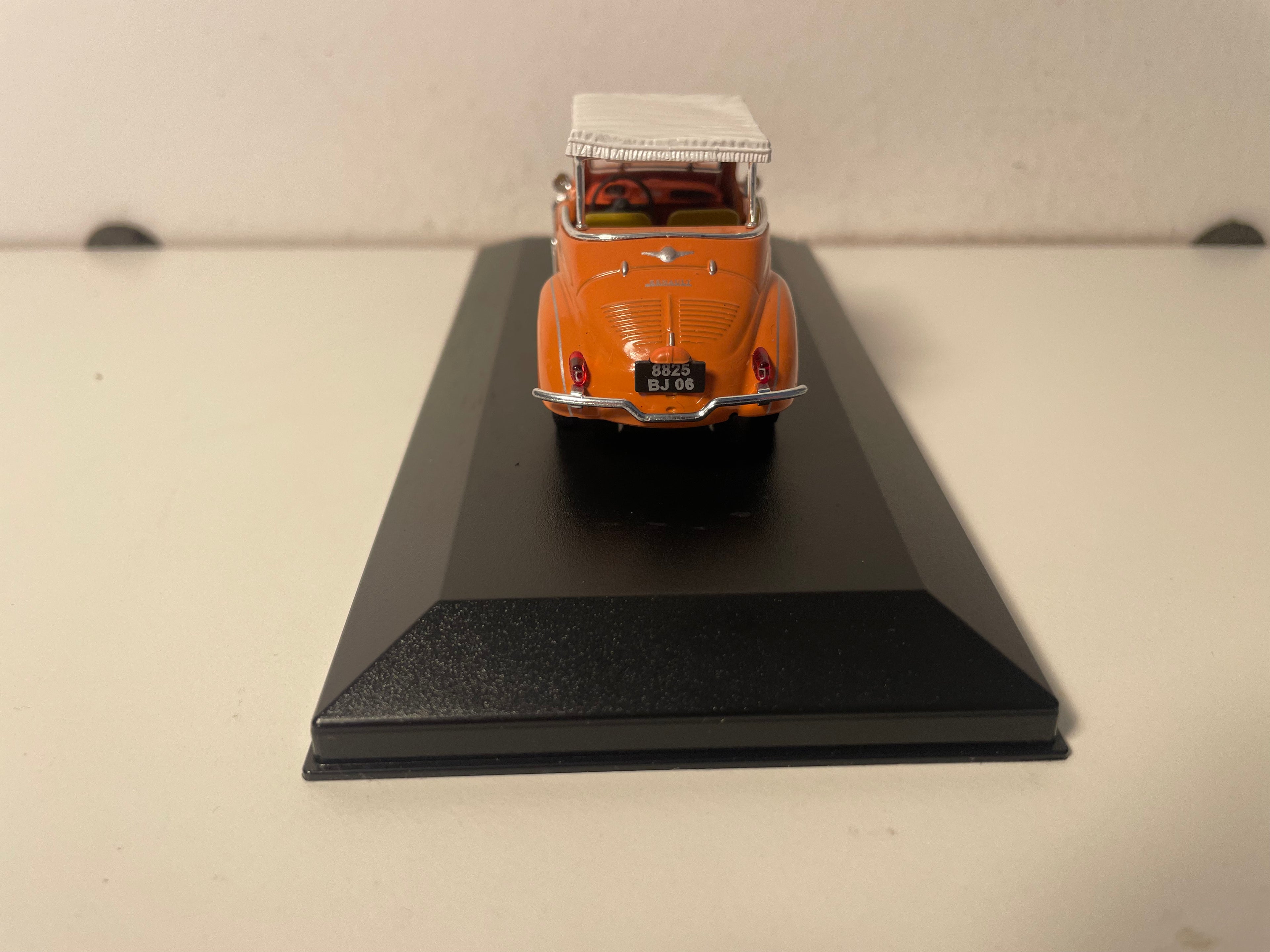 Renault 4 CV decapotable an engem saumonesche Faarf? 4 Plazen Typ R 1062 GHIA JOLLY vu 1961 (plexi Këschi ouni Etikett um Basis)