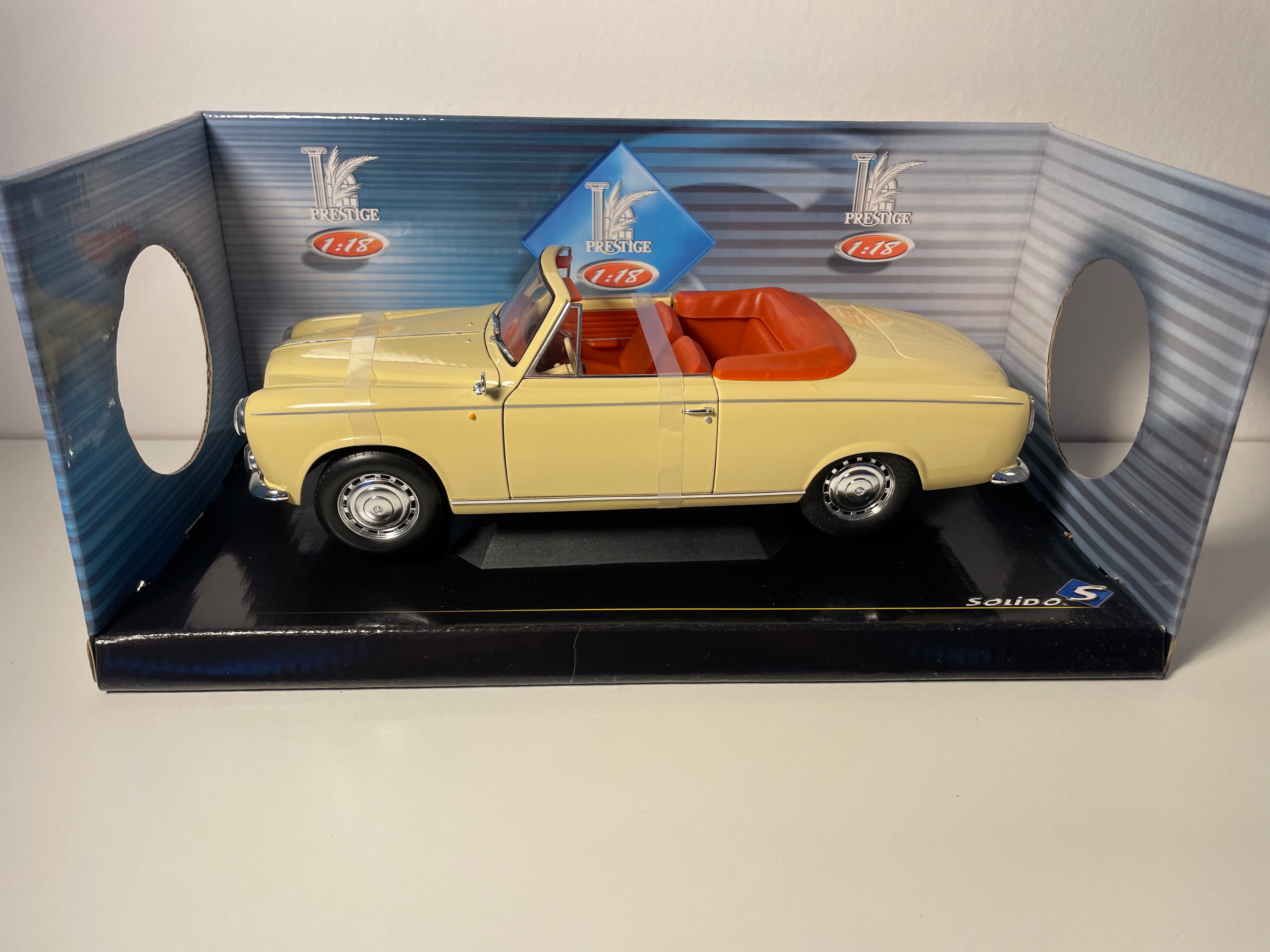 Peugeot 403 cabriolet beige del 1964 - SOLIDO riferimento 8165