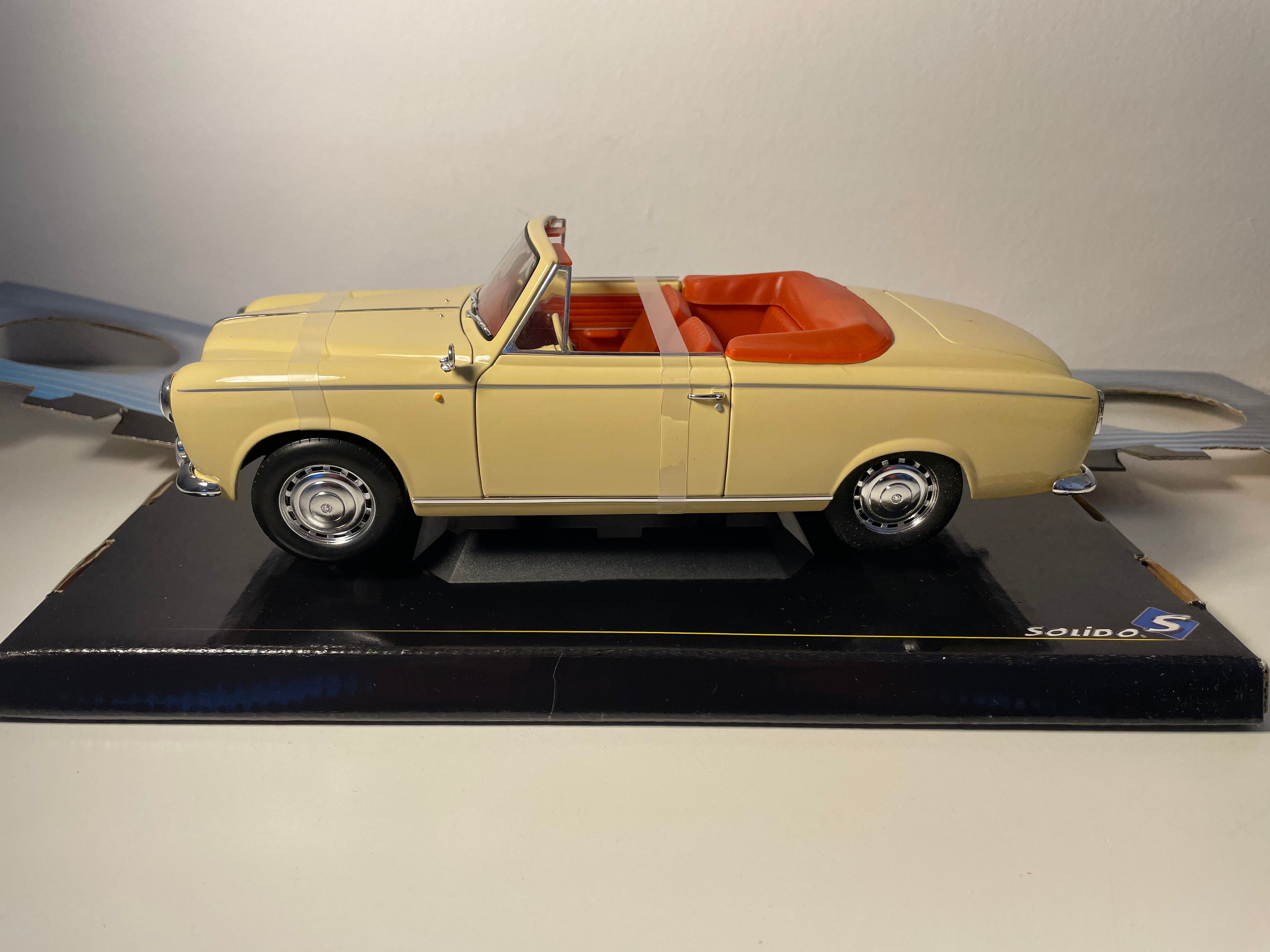 Peugeot 403 cabriolet beige del 1964 - SOLIDO riferimento 8165