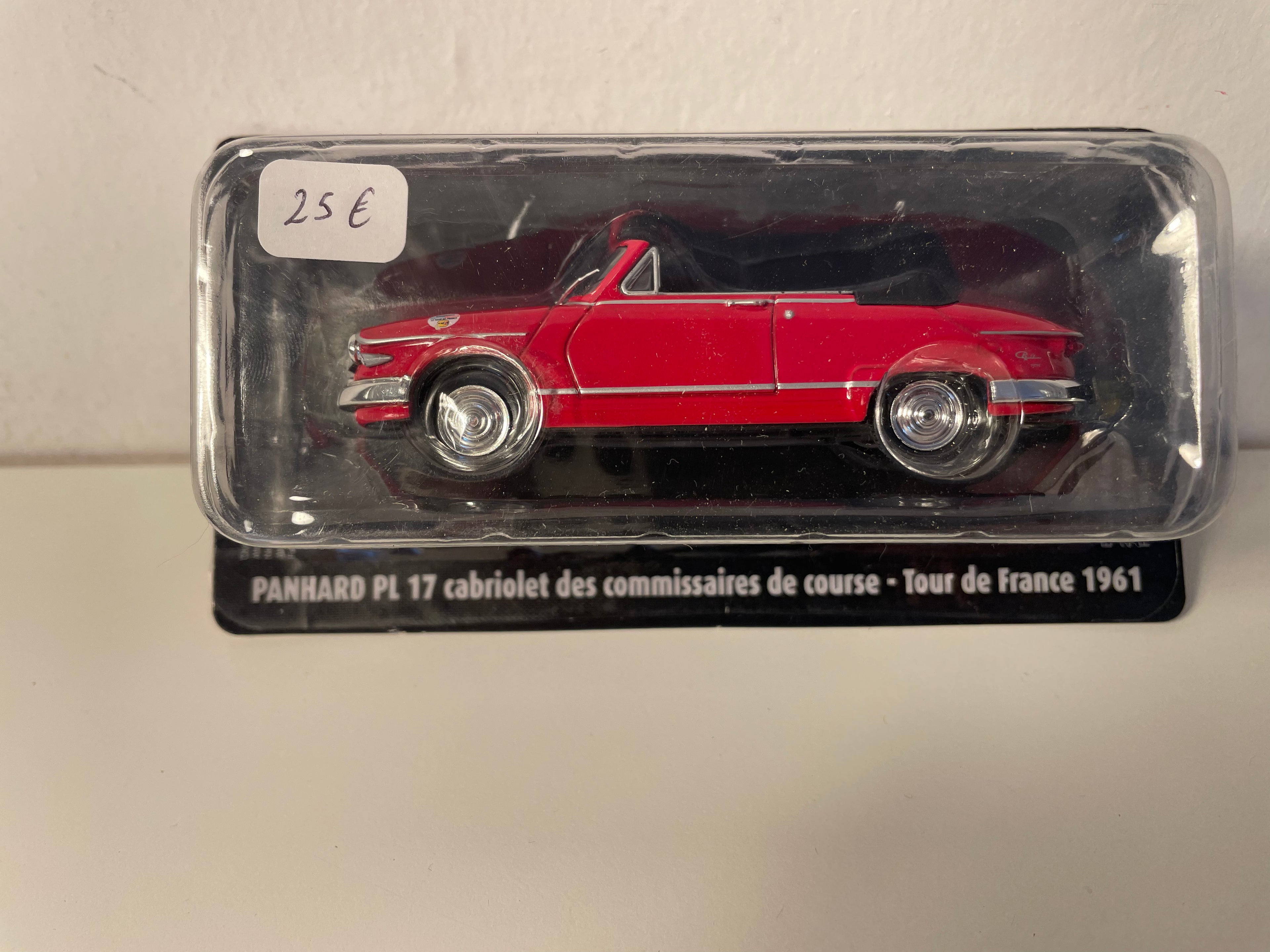 Czerwony kabriolet Panhard PL 17 komisarzy wyścigowych Tour de France z 1961 roku