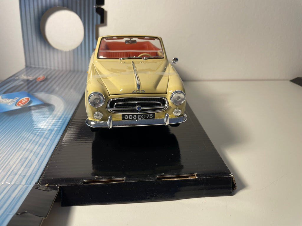 Peugeot 403 cabriolet beige del 1964 - SOLIDO riferimento 8165