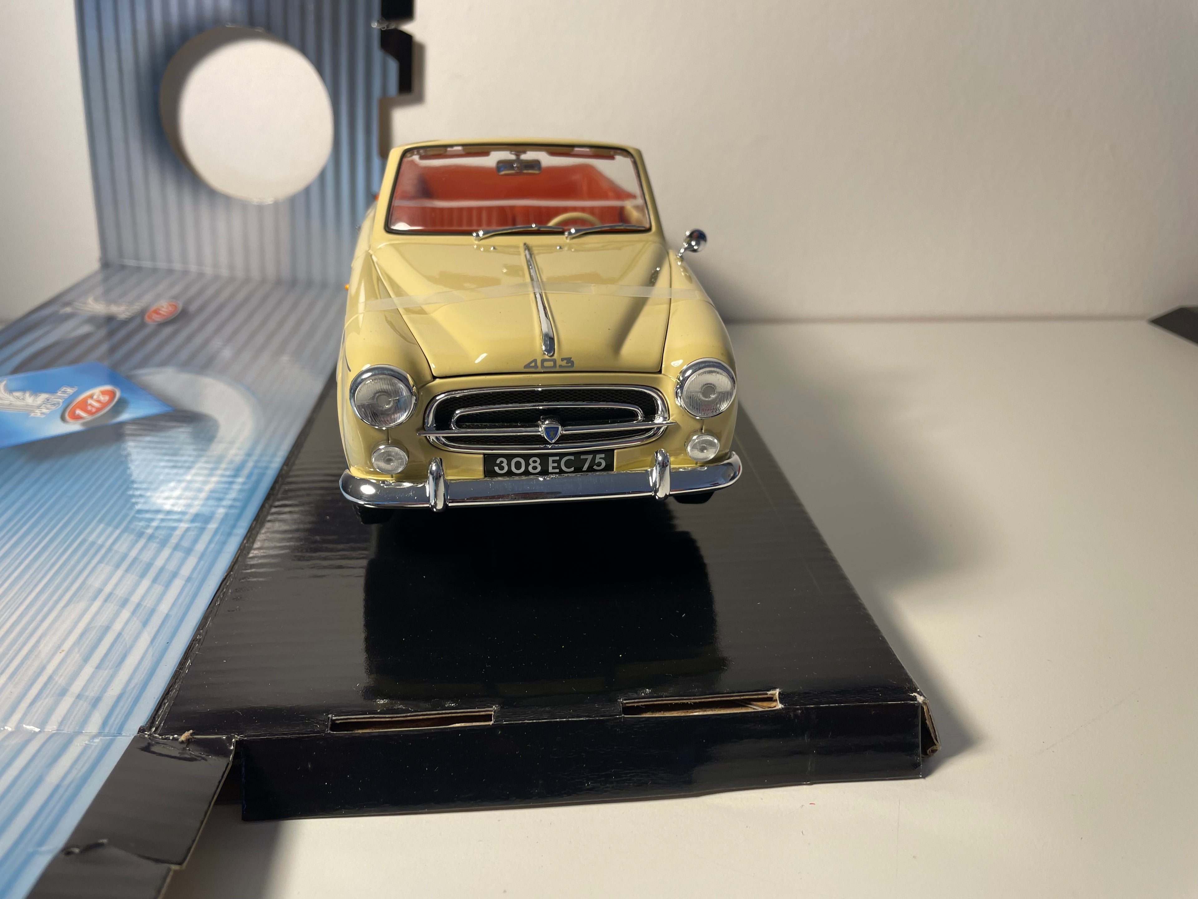 Peugeot 403 cabriolet beige del 1964 - SOLIDO riferimento 8165