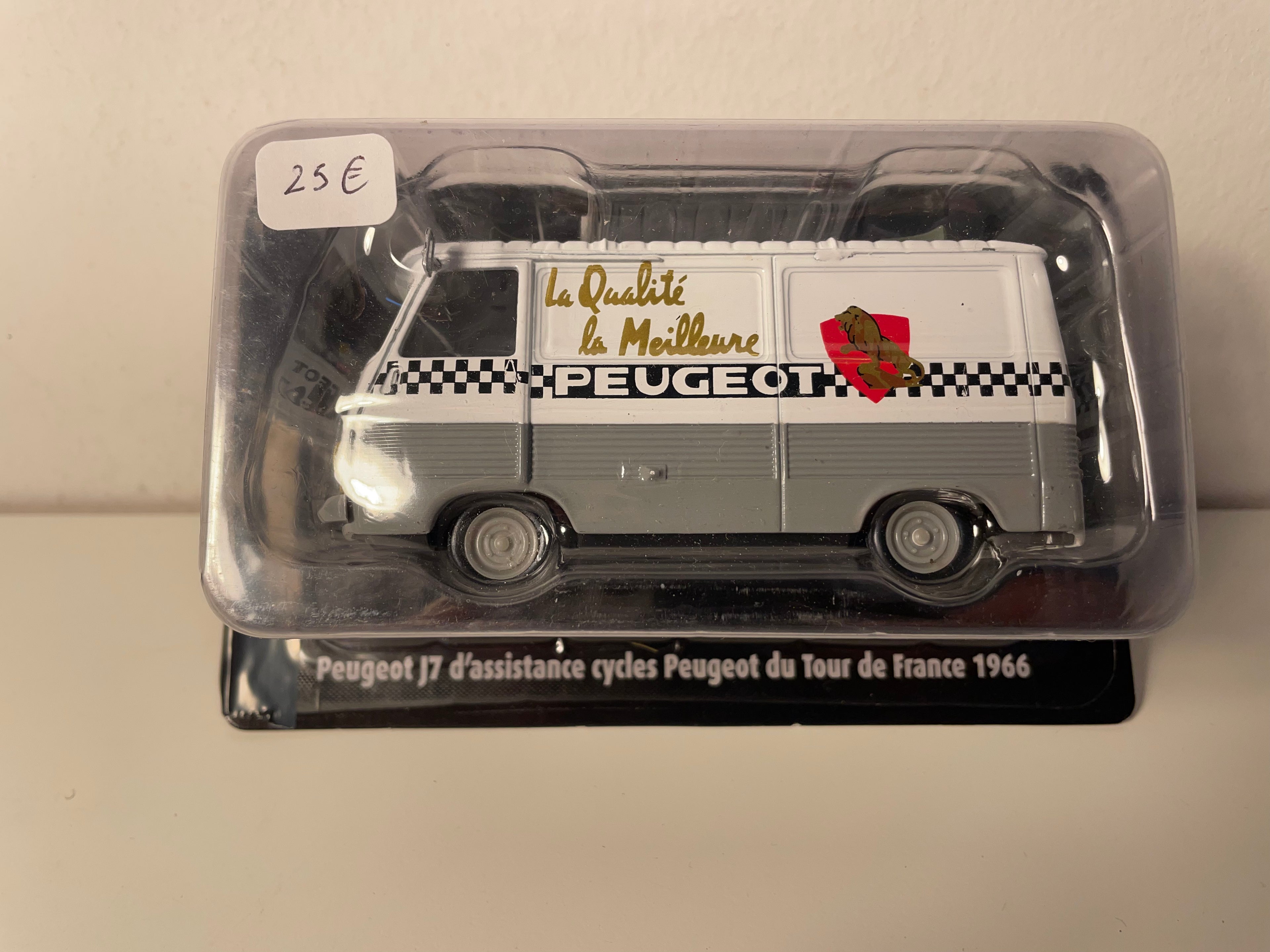Coche de asistencia Peugeot J7 blanco y gris del Tour de Francia de 1966