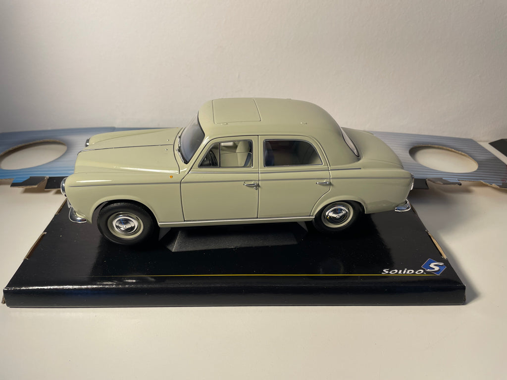 Peugeot 403 grise de 1964 - SOLIDO référence 8164 (échelle 1/18ème)