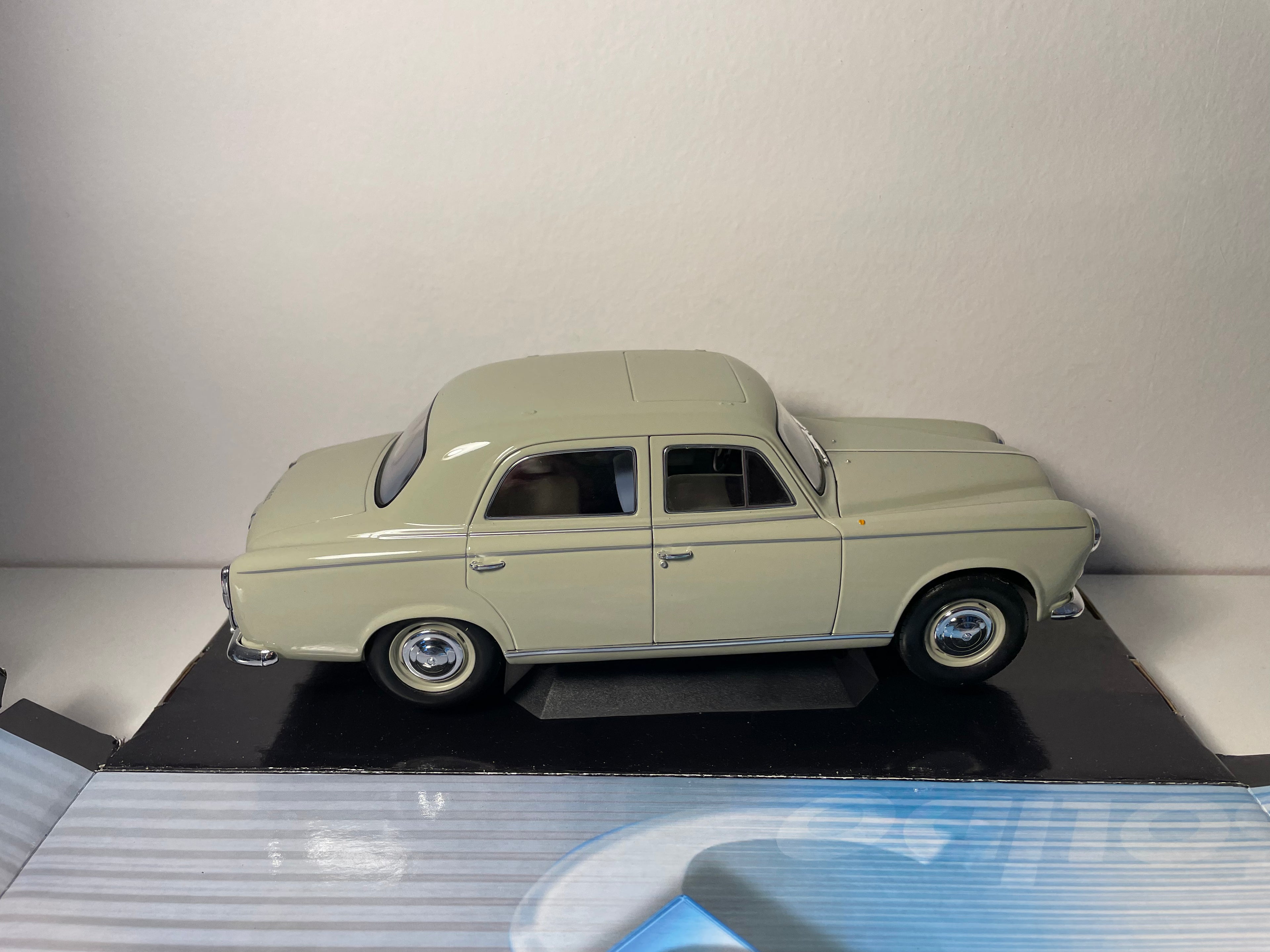Peugeot 403 grise de 1964 - SOLIDO référence 8164 (échelle 1/18ème)