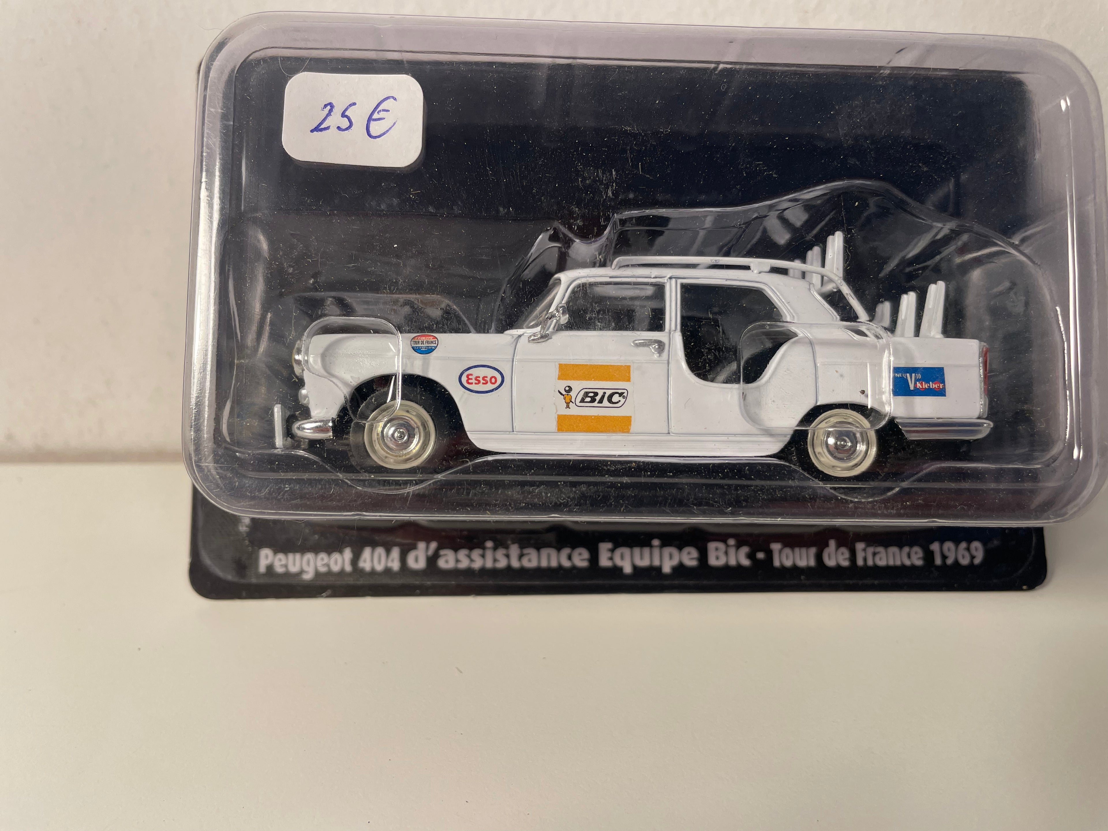 Peugeot 404 d'assistance biała drużyna BIC z Tour de France 1969