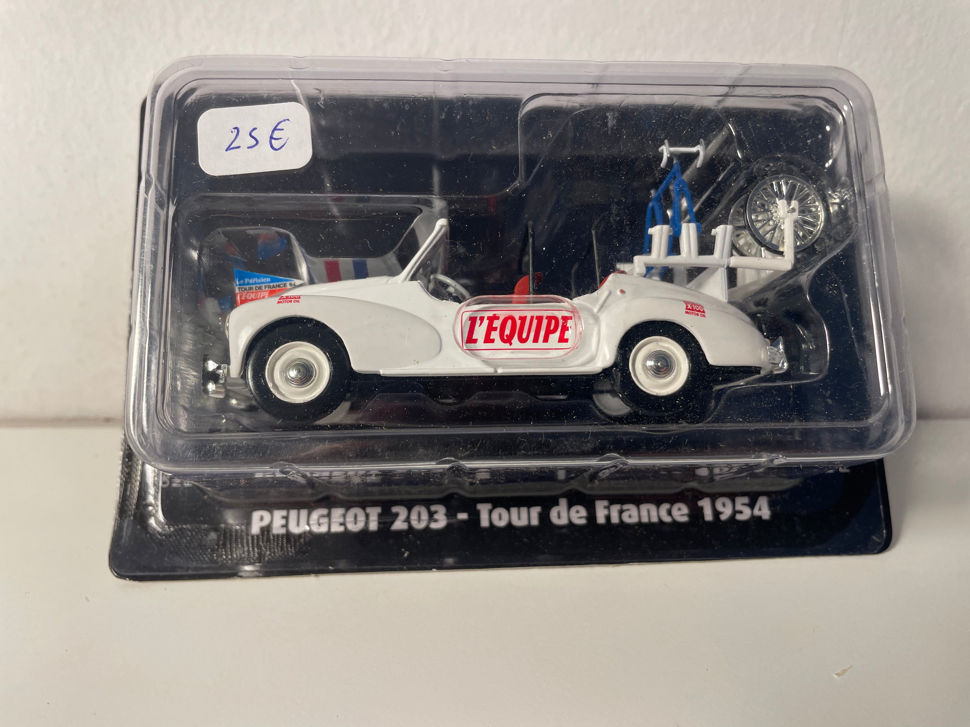 Wäissen Peugeot 203 "L'Equipe" mat Vëlosträger vun der Tour de France 1954