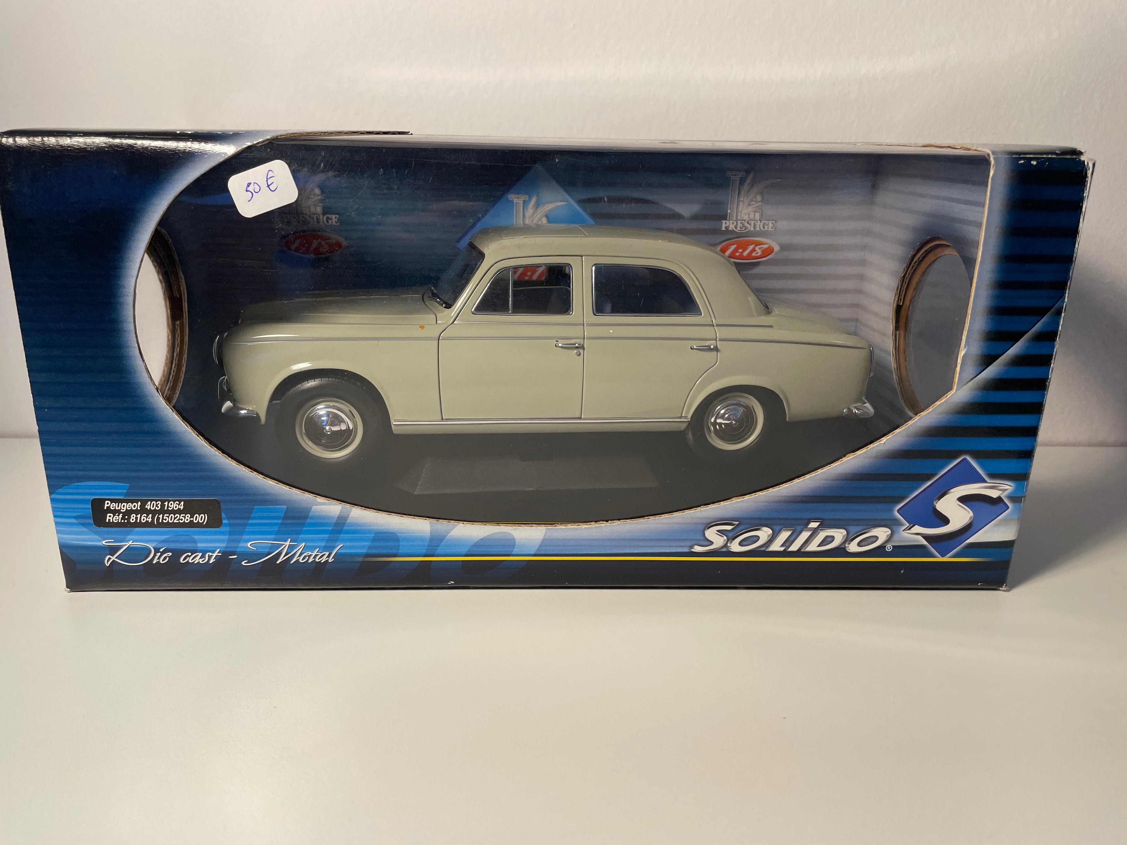 Peugeot 403 grise de 1964 - SOLIDO référence 8164 (échelle 1/18ème)