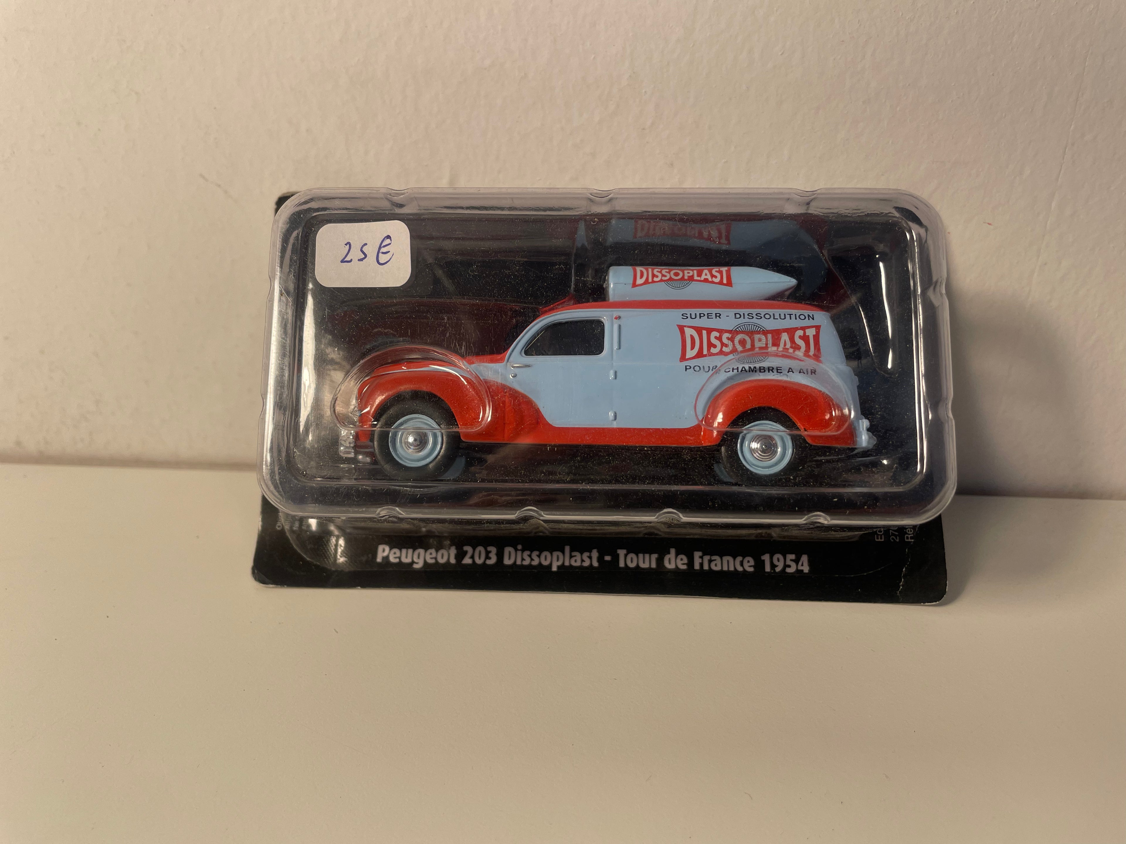 Peugeot 203 niebieska i pomarańczowa z klejem Dissoplast z Tour de France 1954