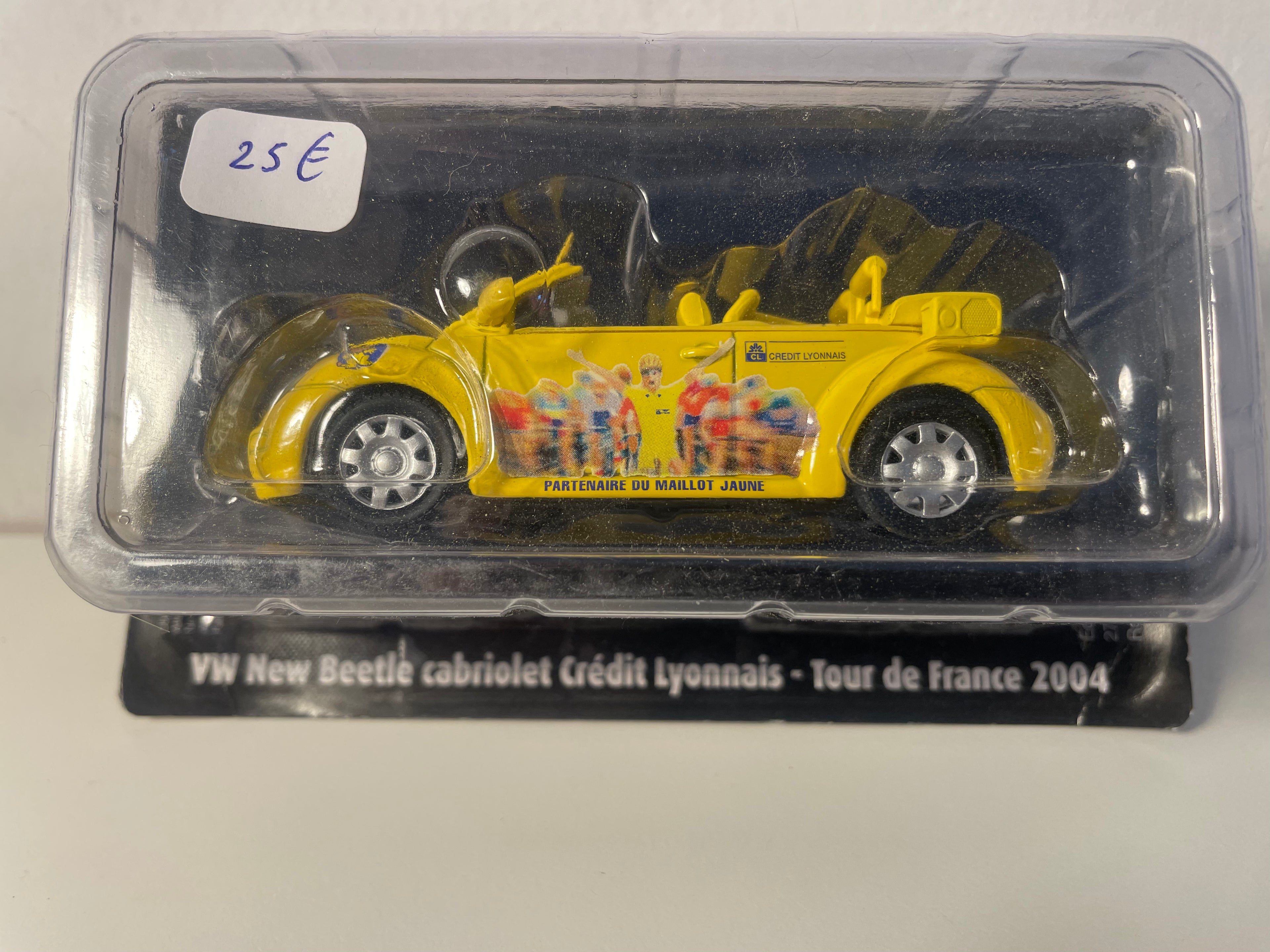 Volkswagen Beetle cabriolet amarillo "Crédit Lyonnais" Tour de France 2004