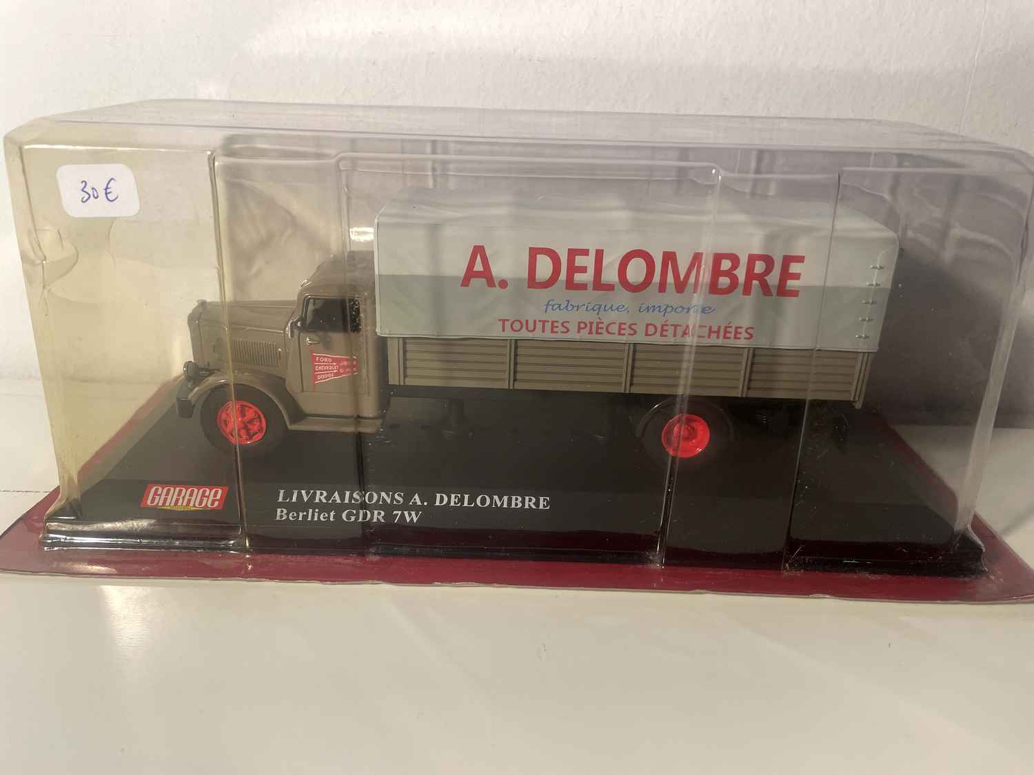 Ciężarówka dostawcza Berliet GDR 7W brązowa z szarym pokryciem - Dostawy A. Delombre - Kolekcja Garage Moderne