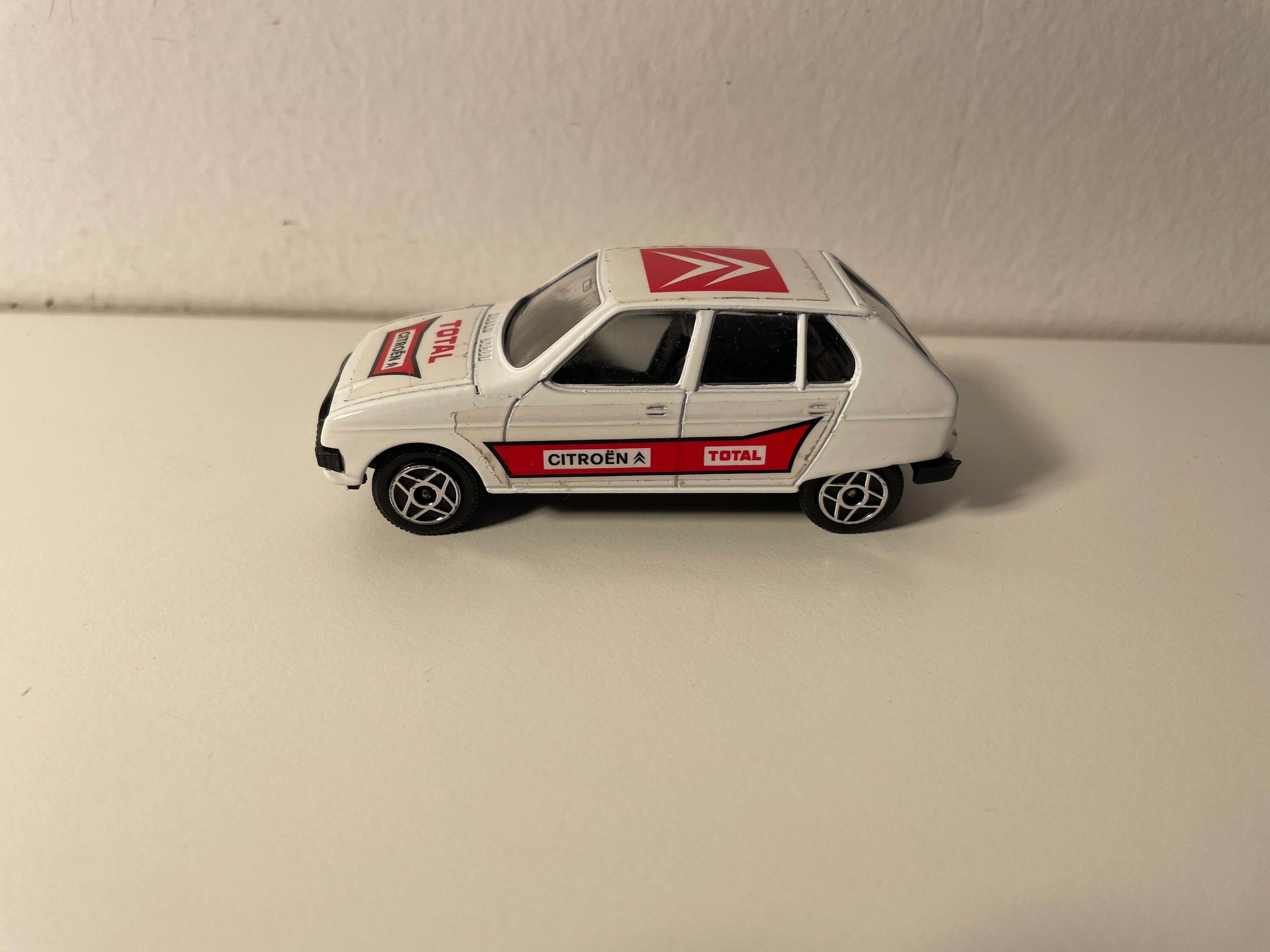 Citroën Visa wit met rode decoratie - Solido referentie 1201