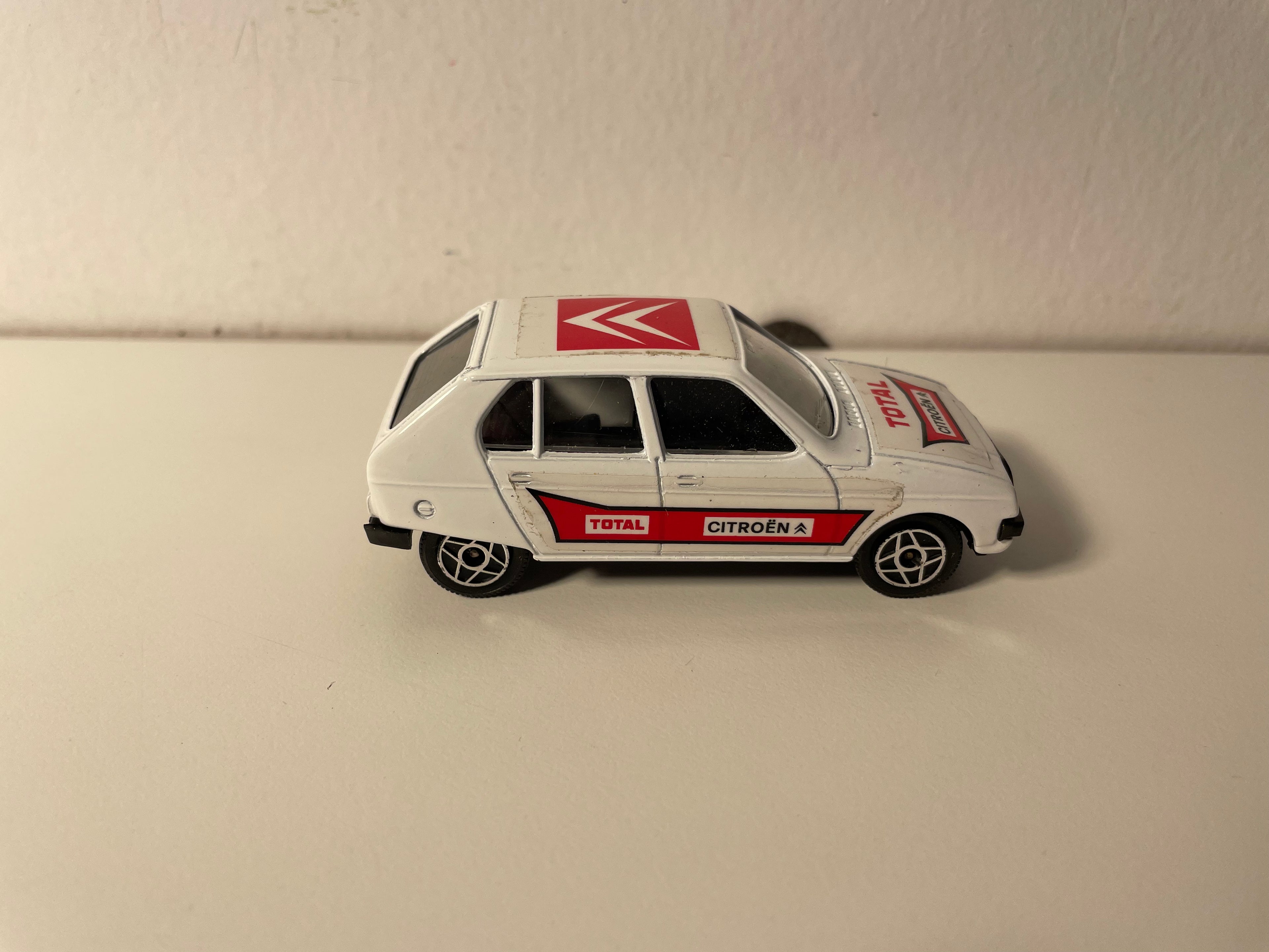 Citroën Visa wit met rode decoratie - Solido referentie 1201