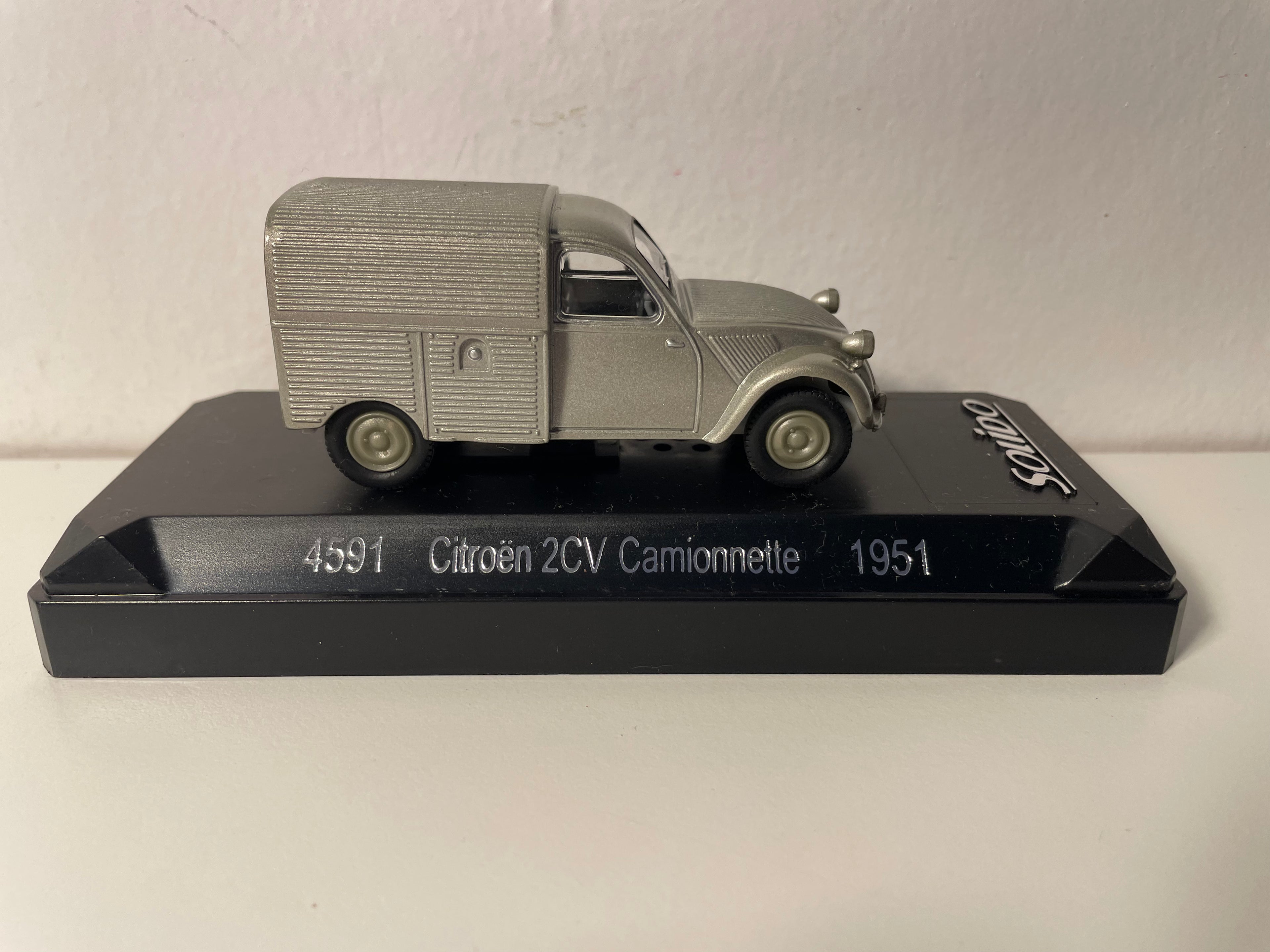 Citroën 2 CV grey van from 1951 (Solido reference 4591)