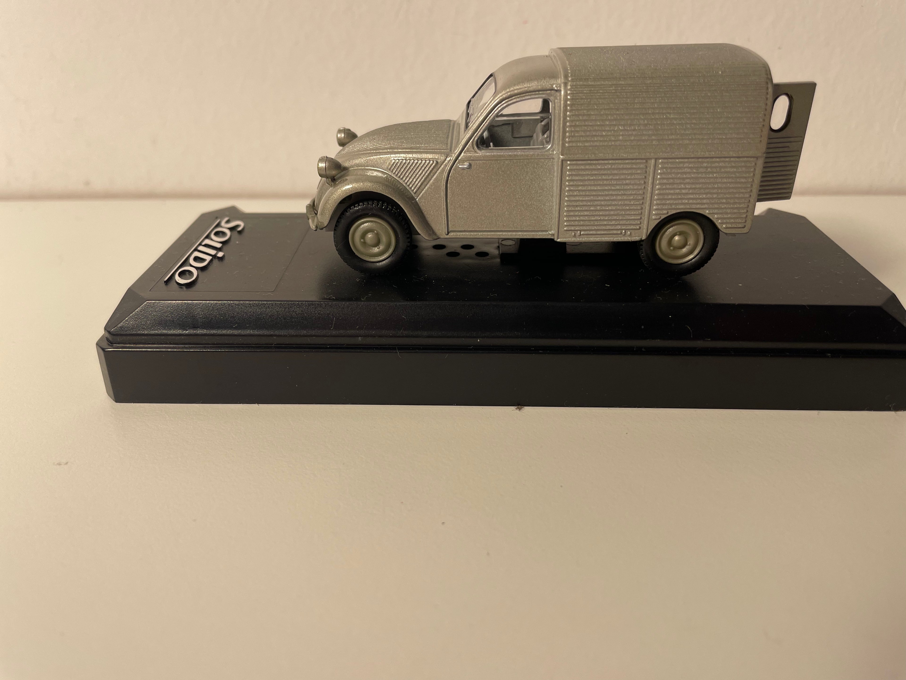 Citroën 2 CV grey van from 1951 (Solido reference 4591)