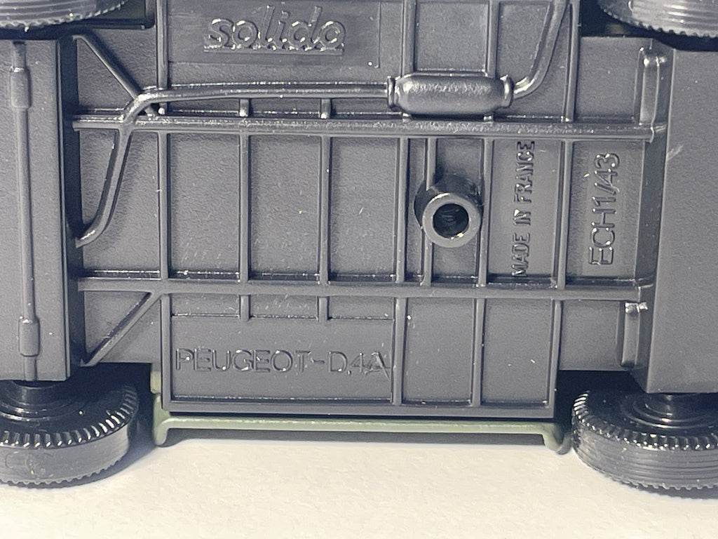 Peugeot D4A militaire - Solido (fabrication française) - boite N°DX8977