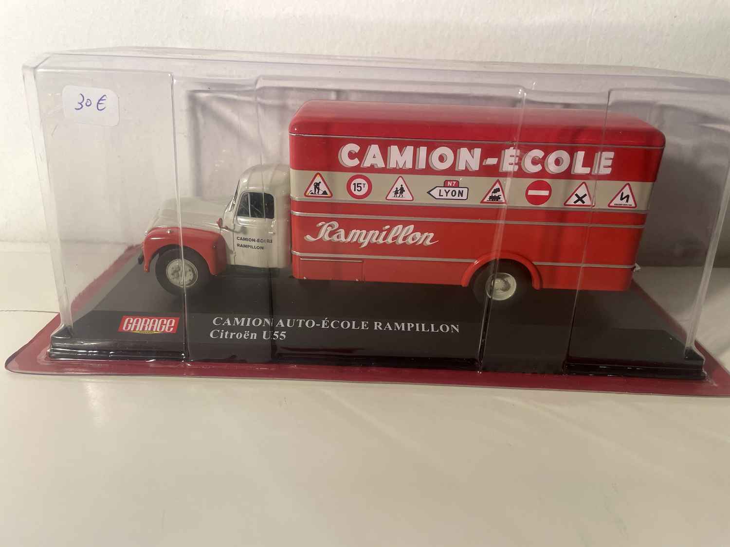 Caminhão Citroën U55 Vermelho e Cinza - Caminhão Escola de Condução Rampillon - Coleção Garage Moderna