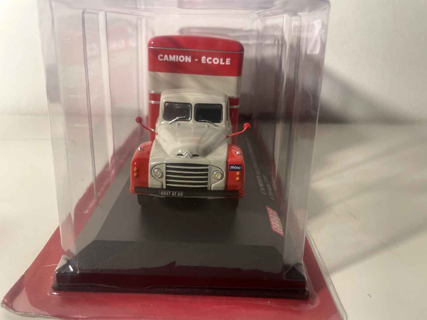Caminhão Citroën U55 Vermelho e Cinza - Caminhão Escola de Condução Rampillon - Coleção Garage Moderna