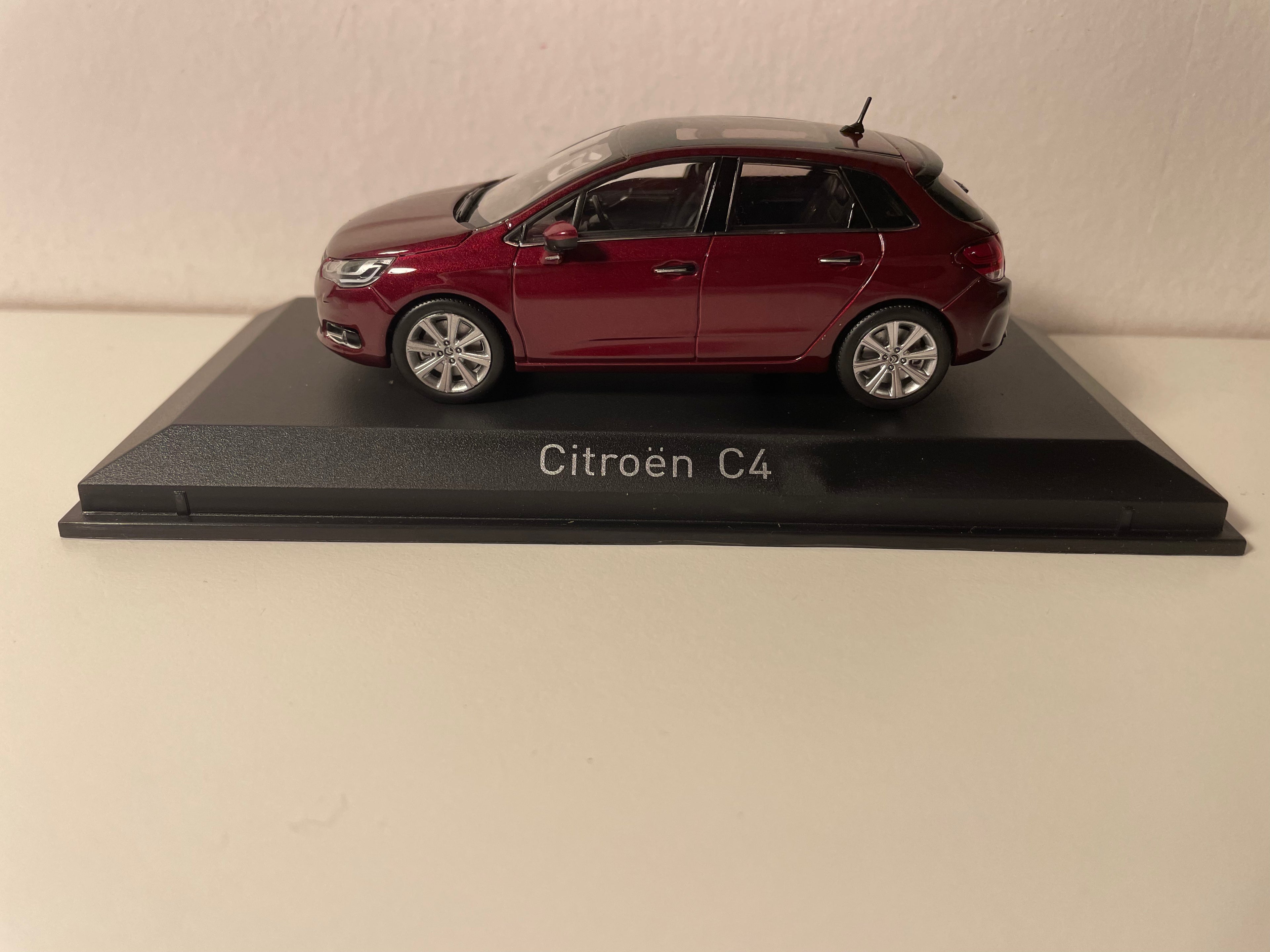 Citroën C4 rouge foncé (rouge Babylone) de 2015 - NOREV référence 155444