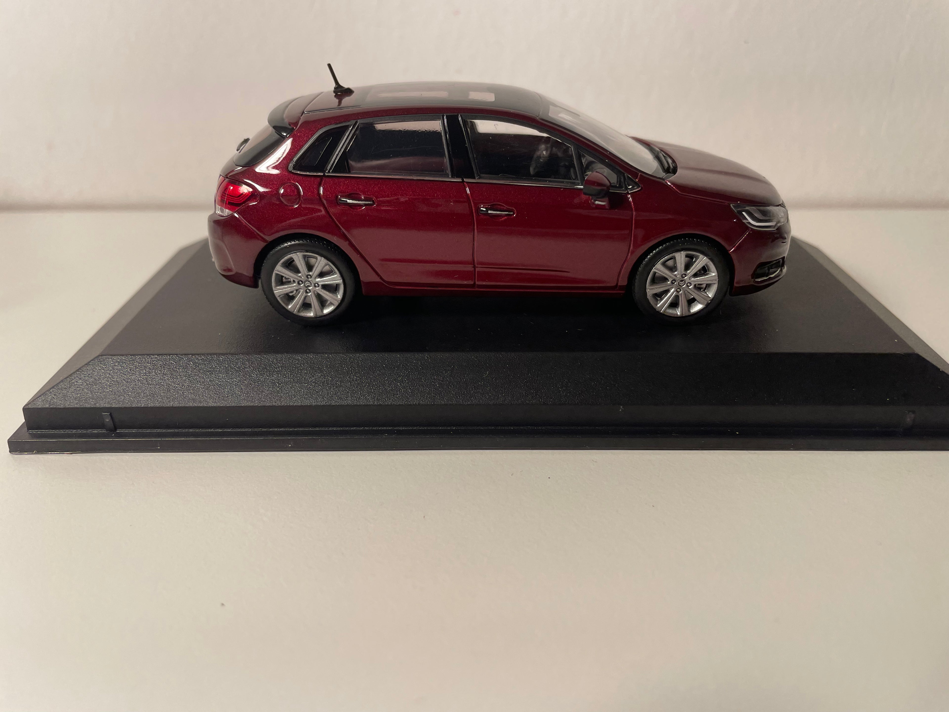 Citroën C4 rouge foncé (rouge Babylone) de 2015 - NOREV référence 155444