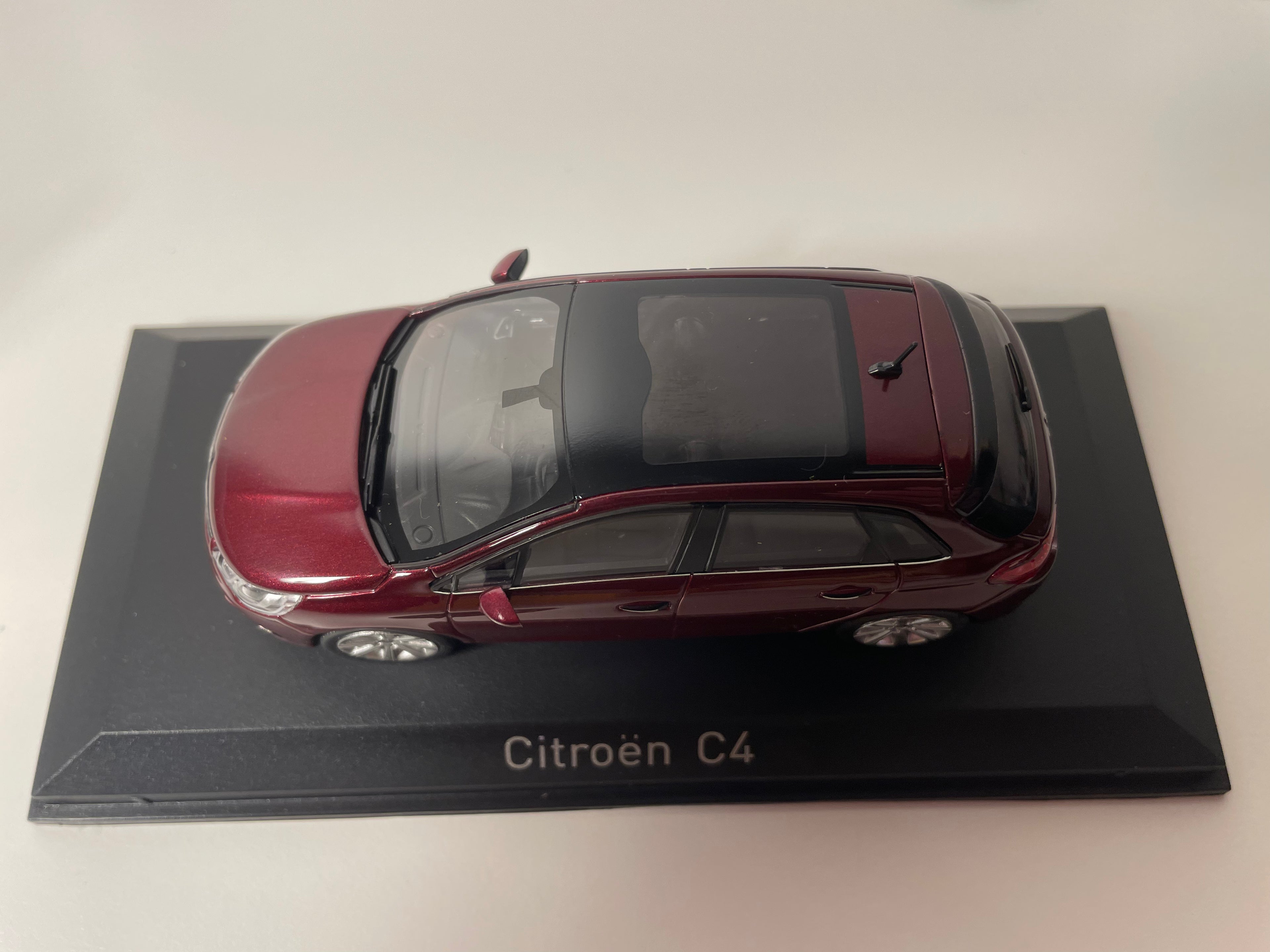 Citroën C4 rouge foncé (rouge Babylone) de 2015 - NOREV référence 155444