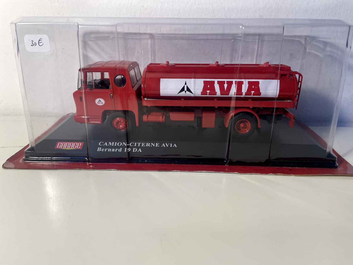 Caminhão-tanque Bernard 19 DA vermelho AVIA - Coleção Garage Moderna