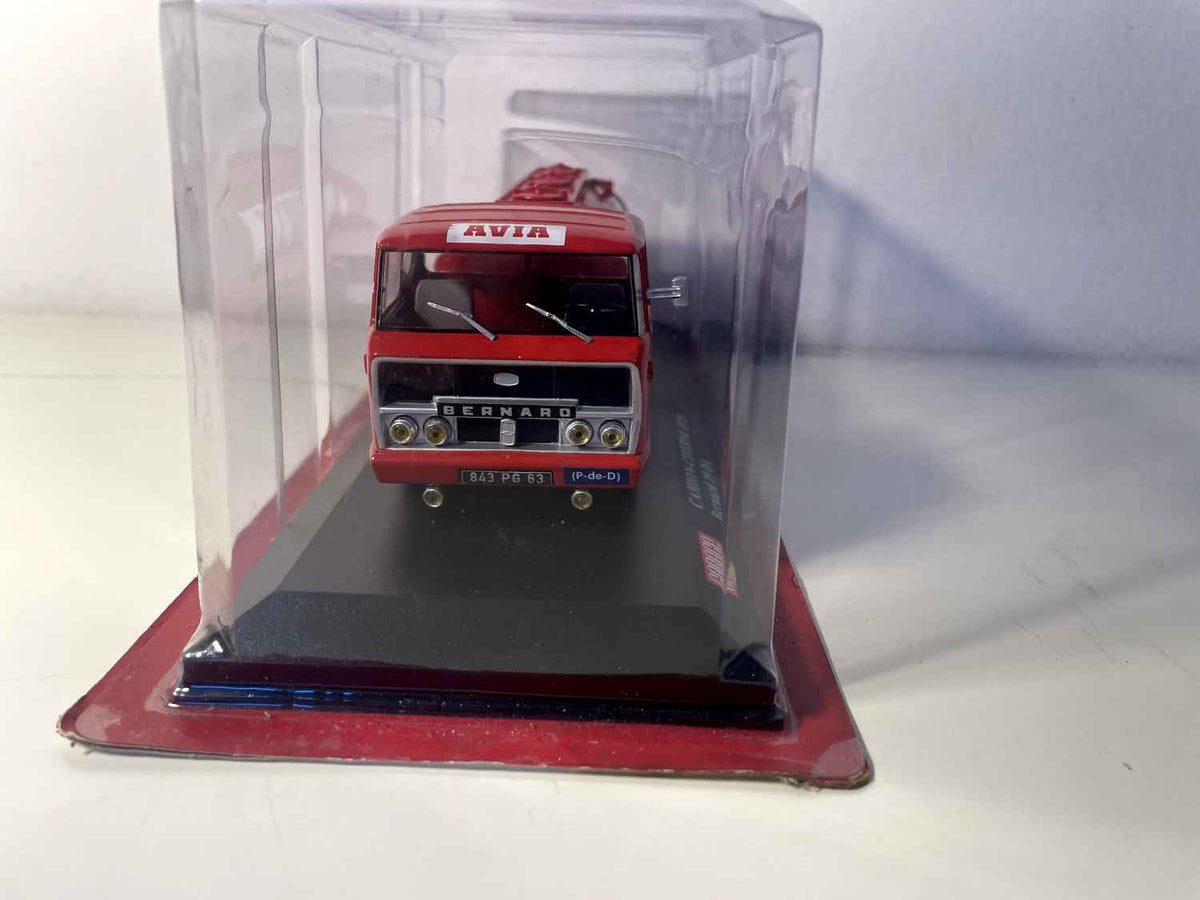 Caminhão-tanque Bernard 19 DA vermelho AVIA - Coleção Garage Moderna