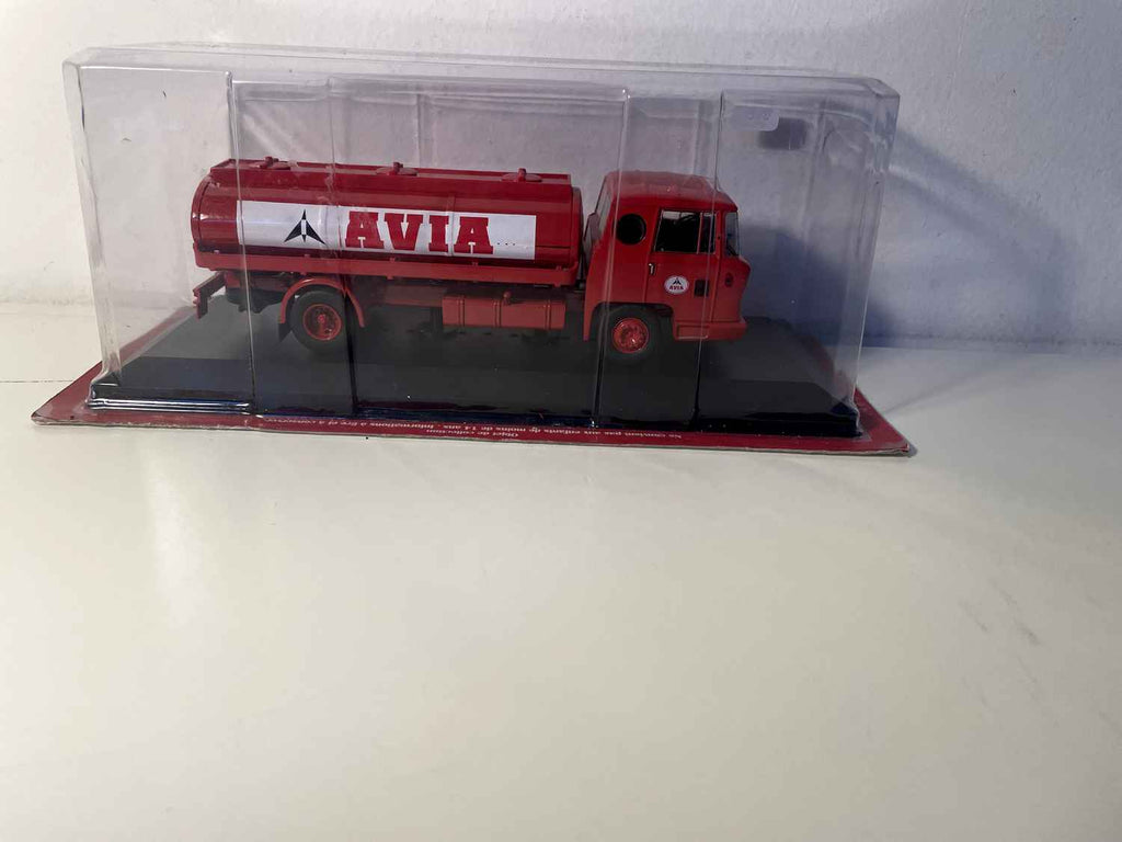 Caminhão-tanque Bernard 19 DA vermelho AVIA - Coleção Garage Moderna
