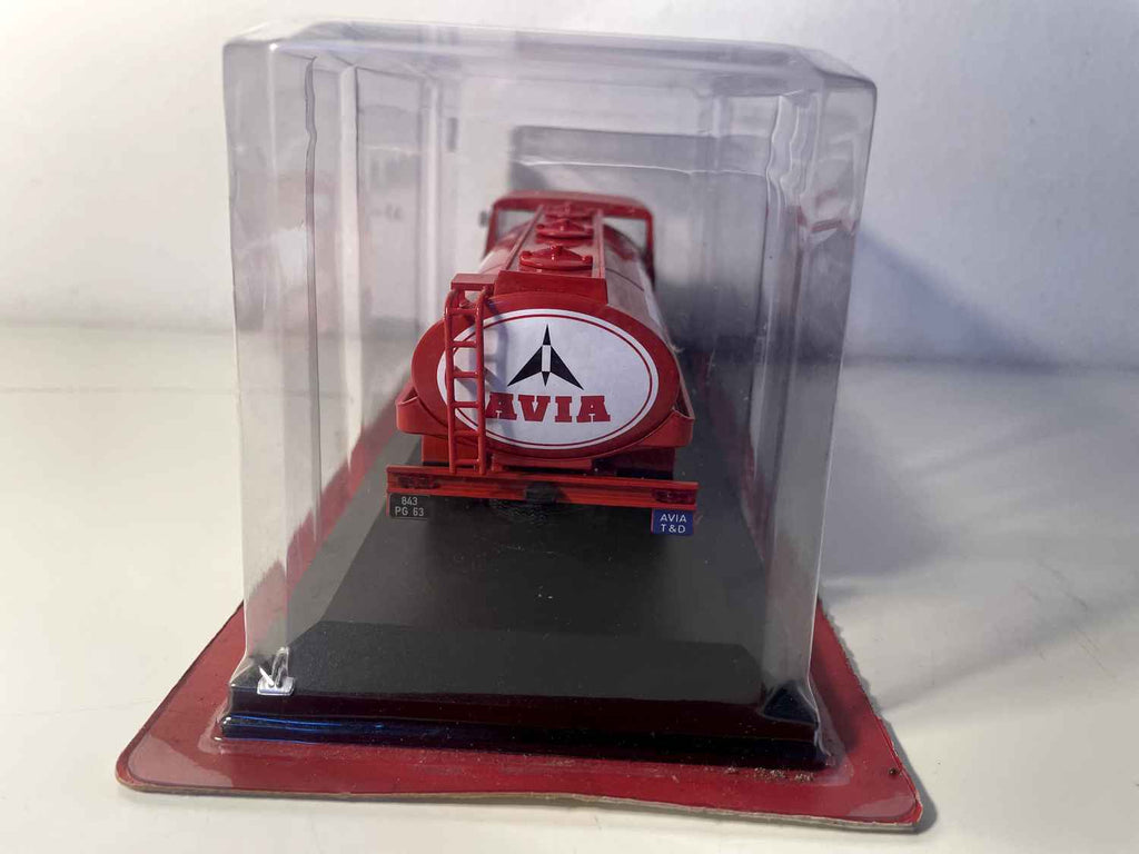 Caminhão-tanque Bernard 19 DA vermelho AVIA - Coleção Garage Moderna