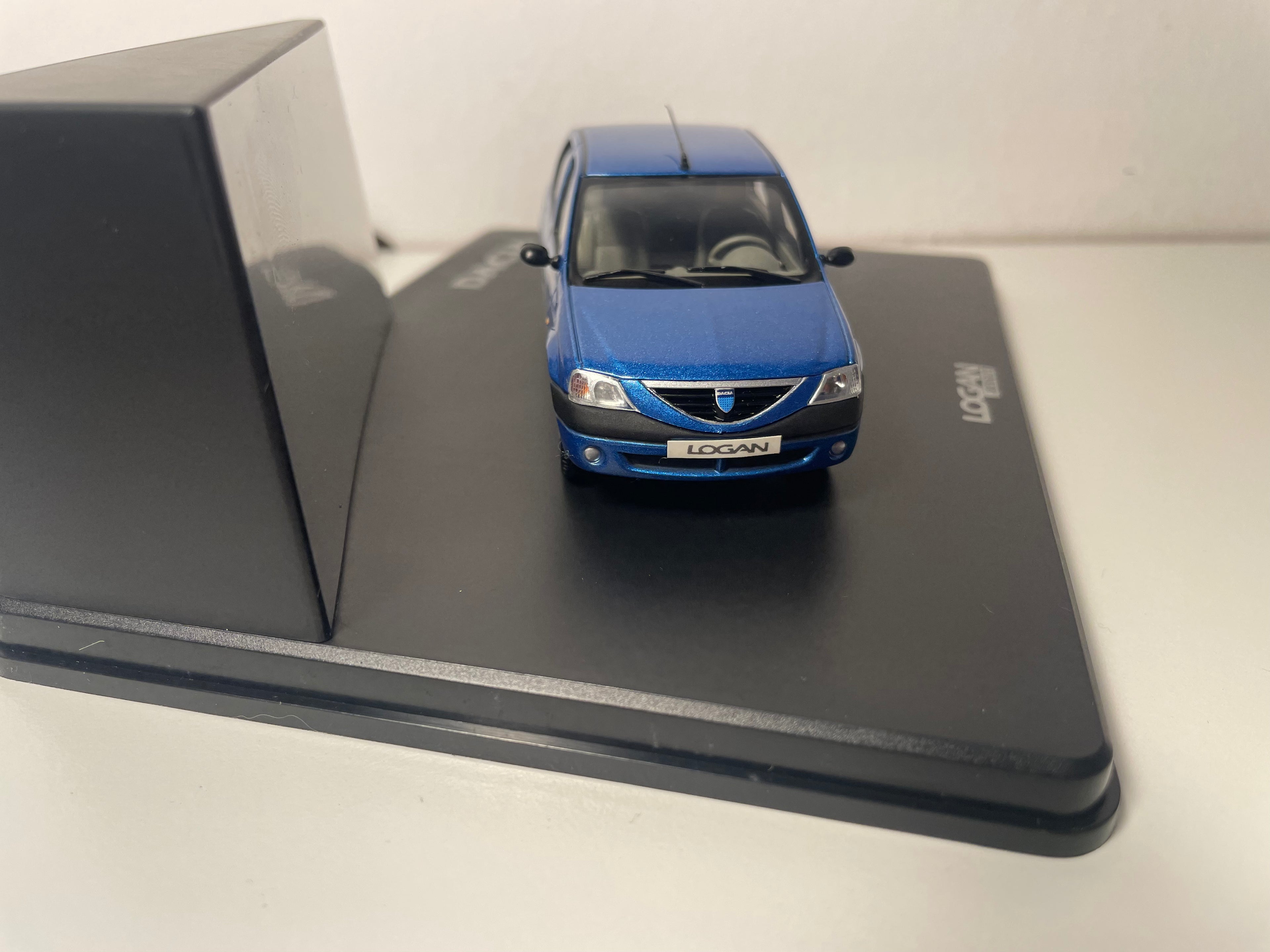 Renault Logan bleue - ELIGOR (coffret boite rectangle)